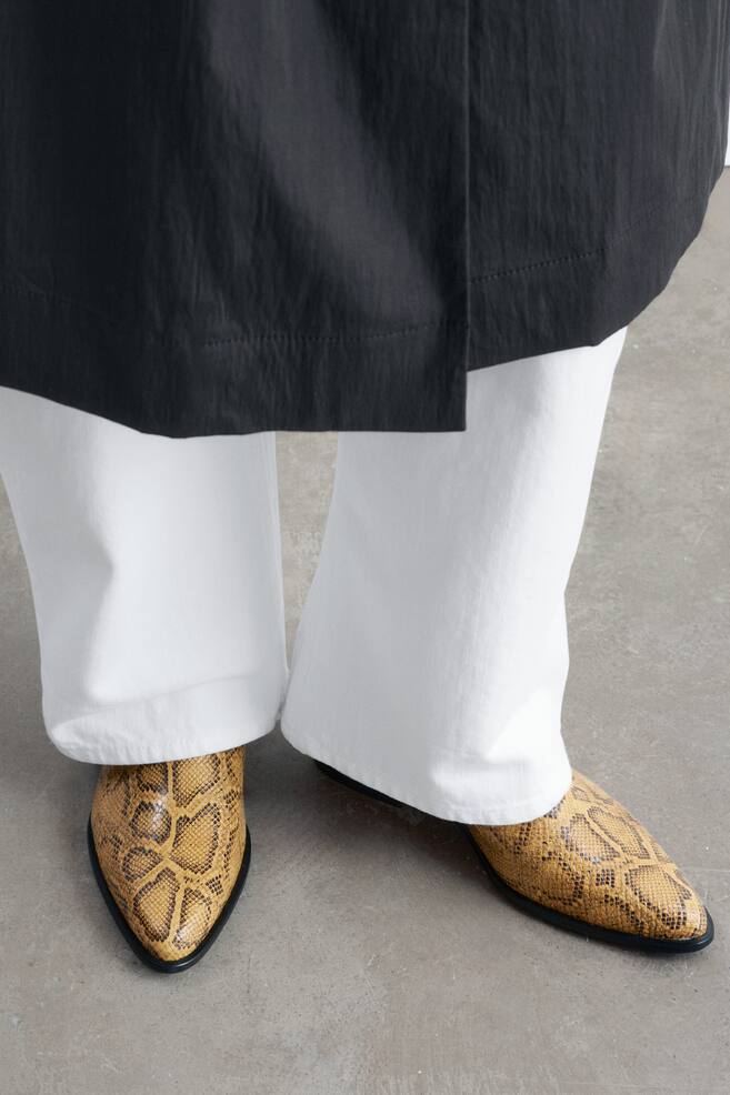 Skórzane sztyblety ze spiczastymi noskami - Beżowy/Wzór skóry węża/Czarny - 6