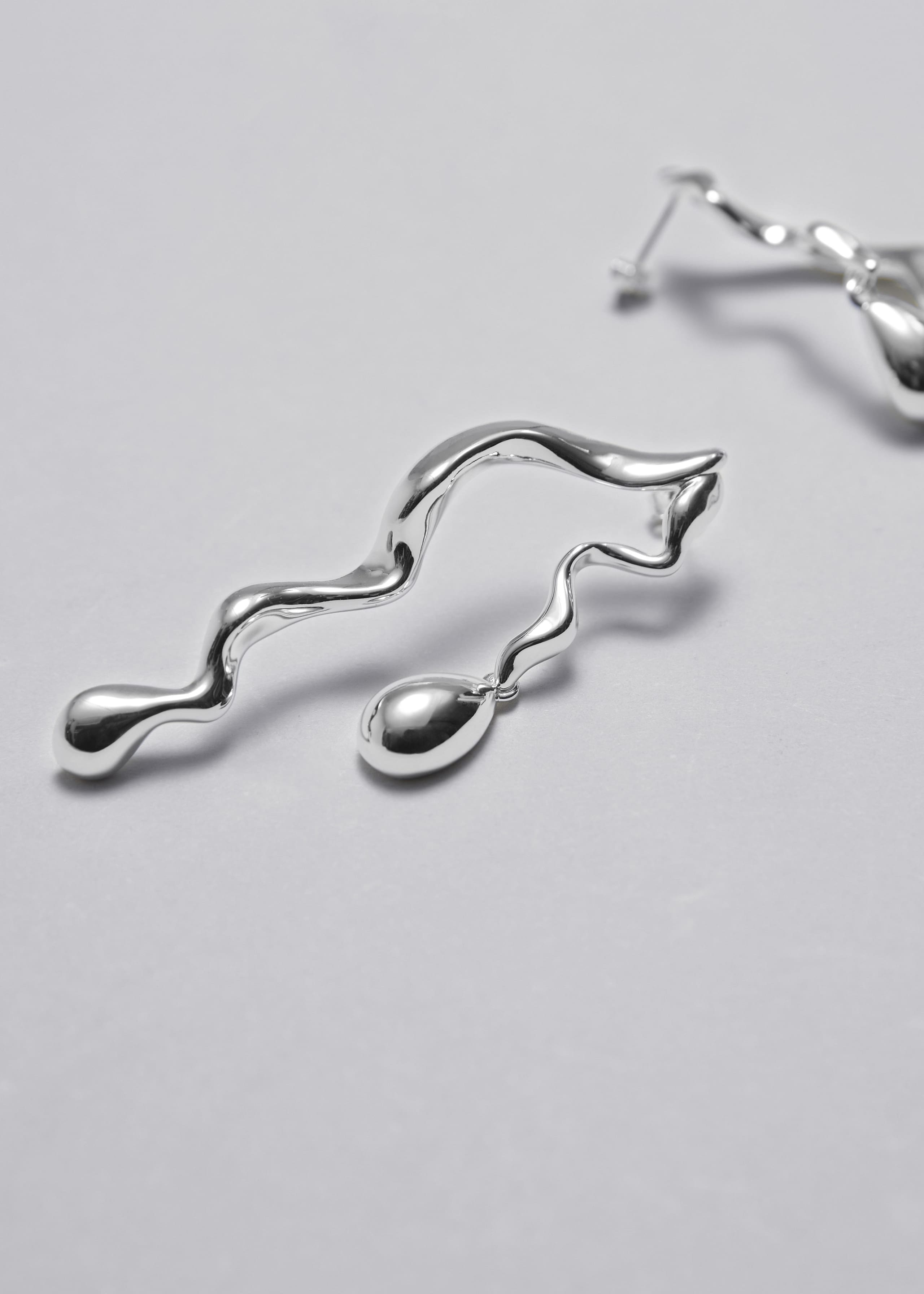 Dripping Pendant Earrings - {{variantName}} - Descriptive Detail