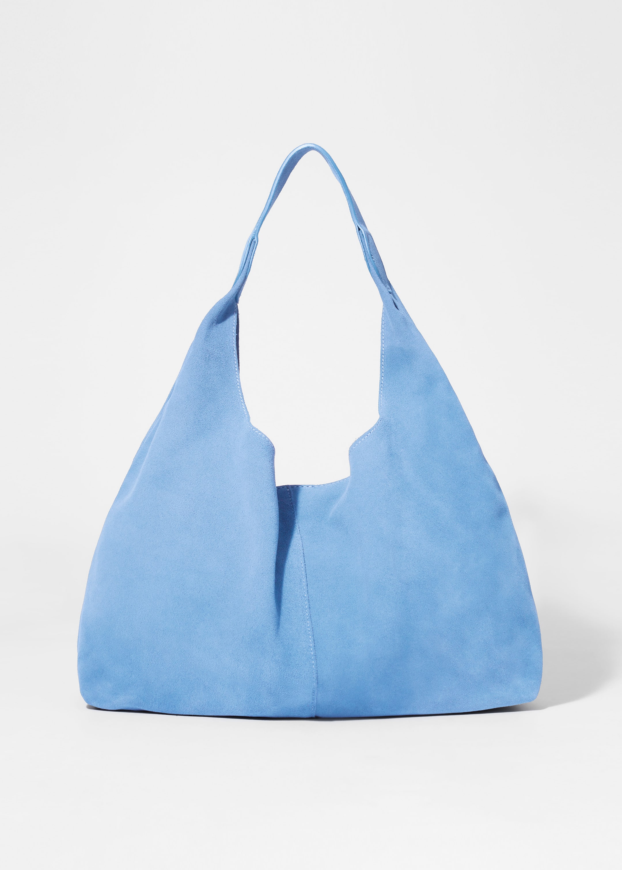 Ver imagen más grande: Un bolso tote de gamuza azul está de frente, mostrando un acabado mate y una costura decorativa que corre por su centro. Una única correa integrada forma el mango del bolso.