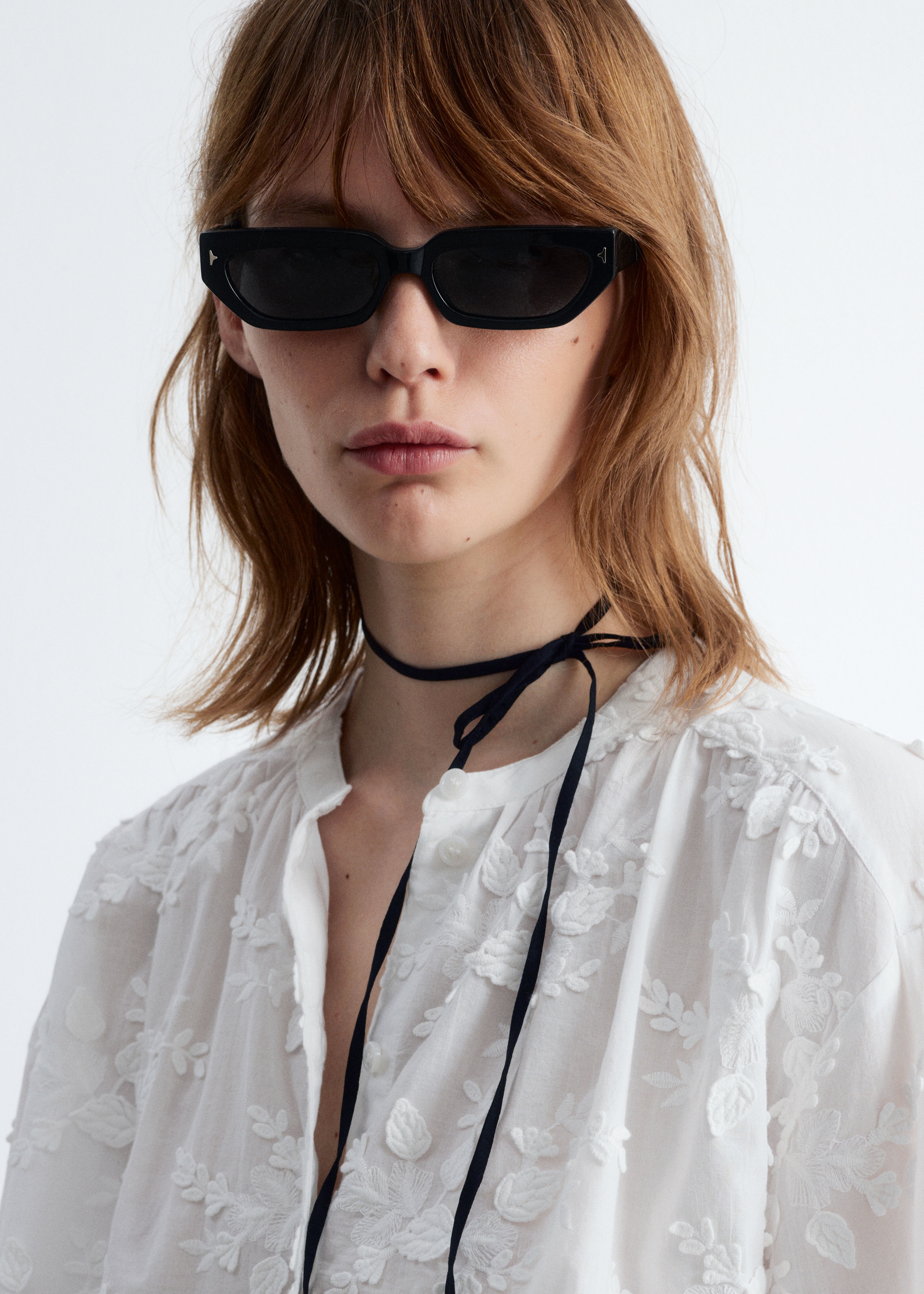 Halenka s květinovými aplikacemi - White/Tmavě červená/Petrolová/Výšivka v zaprášené růžové/Black