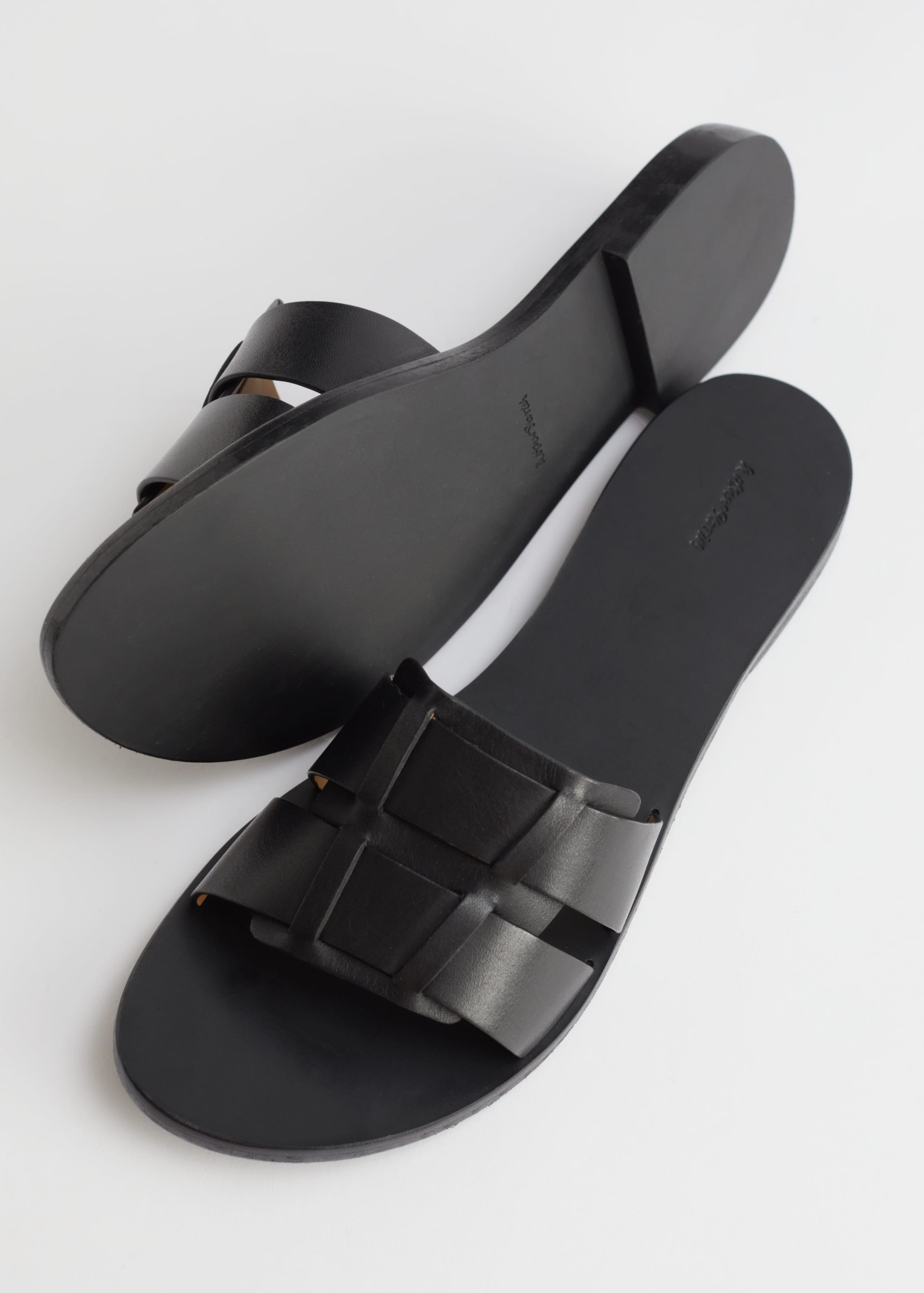 Duo Strap Leather Sandals - {{variantName}} - Detalle descriptivo
