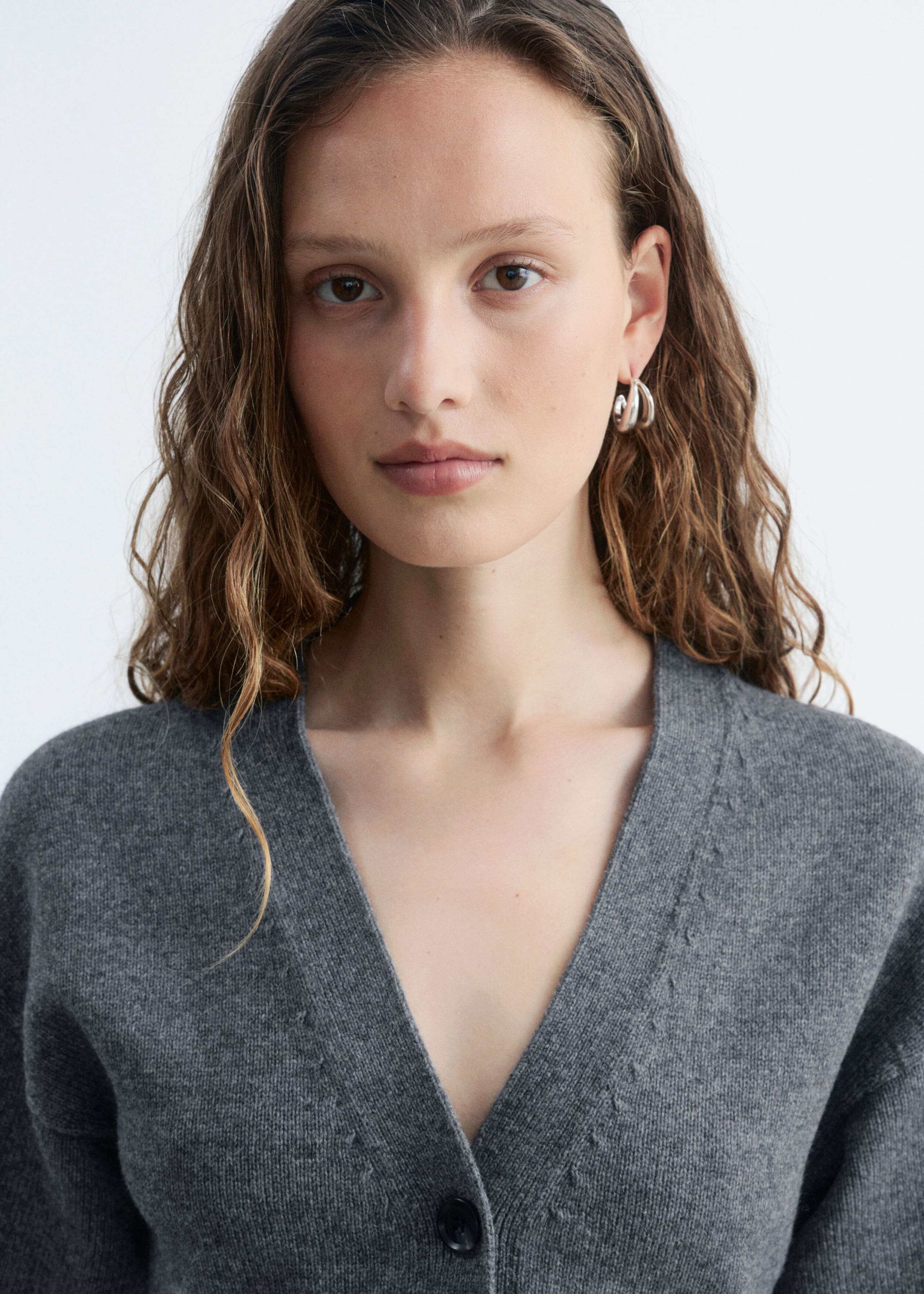 Schmal zulaufende Strickjacke - Dunkelgrau - Lookbook