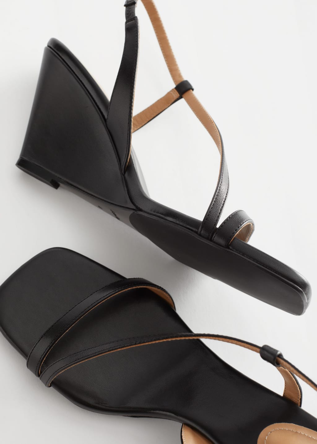 Sandales en cuir à talons compensés et lanières - {{variantName}} - Descriptive Detail