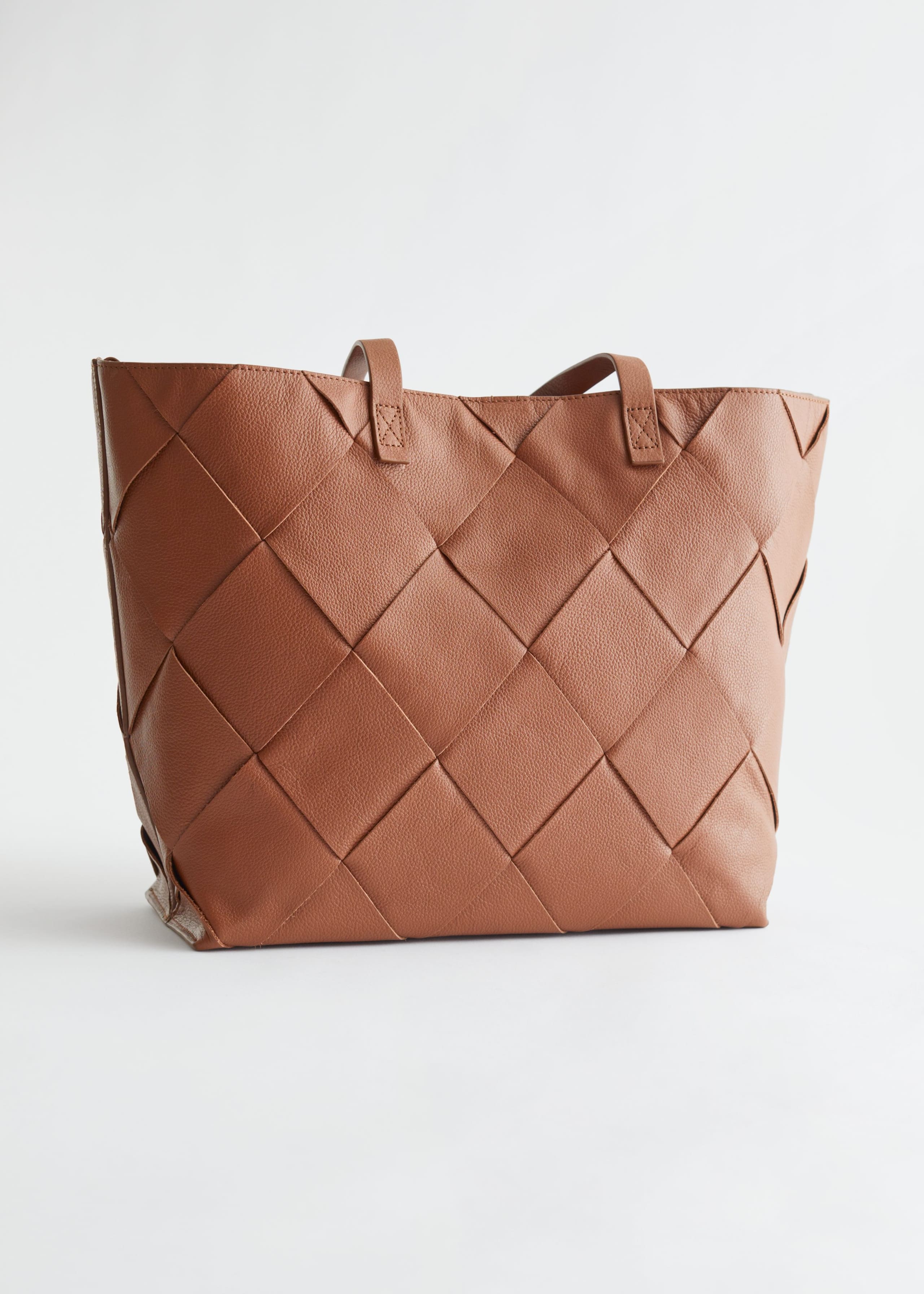 Braided Leather Tote Bag - Brown - Natura morta