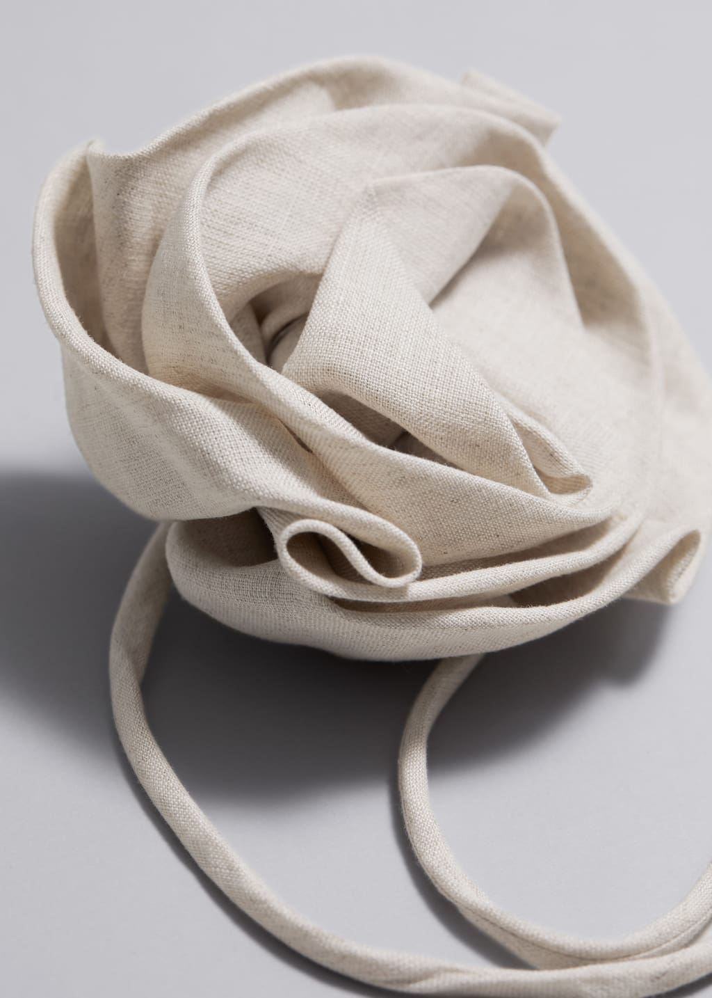 Choker con grande rosa in lino - {{variantName}} - Descrizione dettagliata