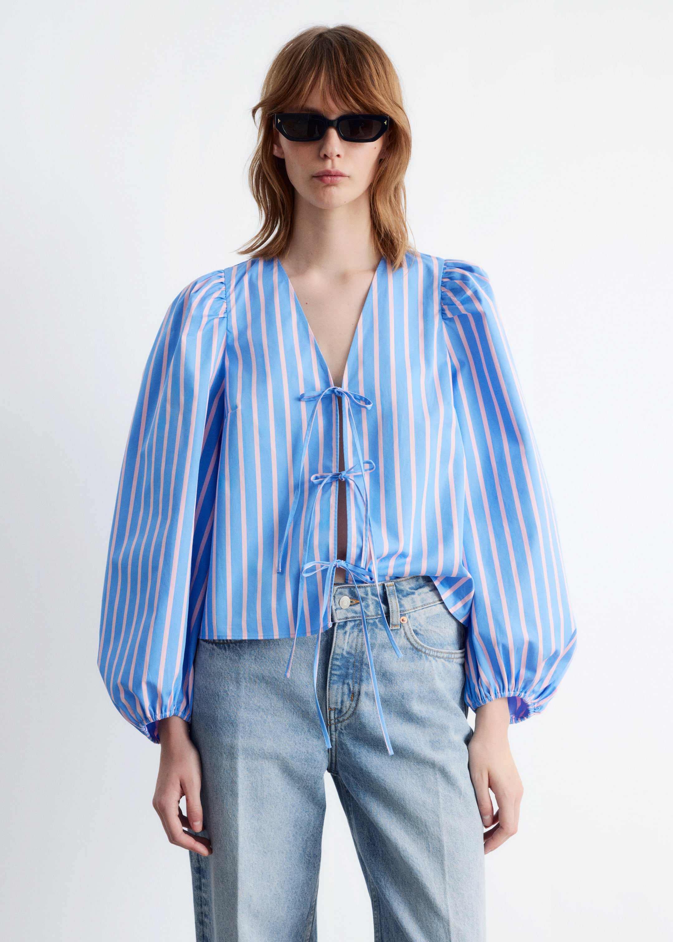 Vis større bilde: Bluse med knyting foran - Blå/rosa striper - DAME | H&M NO 1