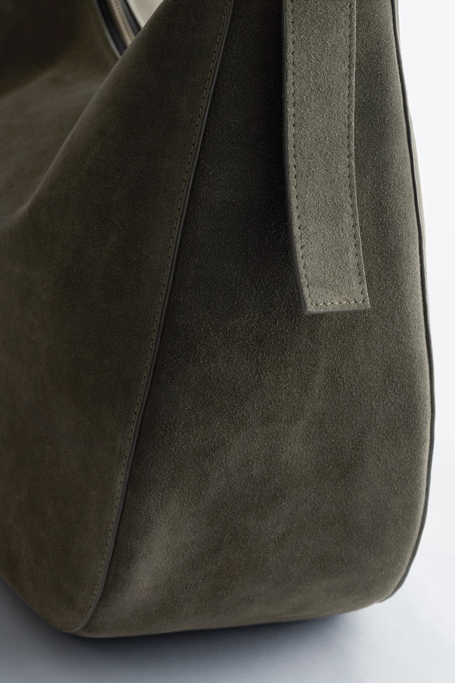 Schultertasche aus Veloursleder - Khakifarbenes Wildleder/Dunkelbraun - 4