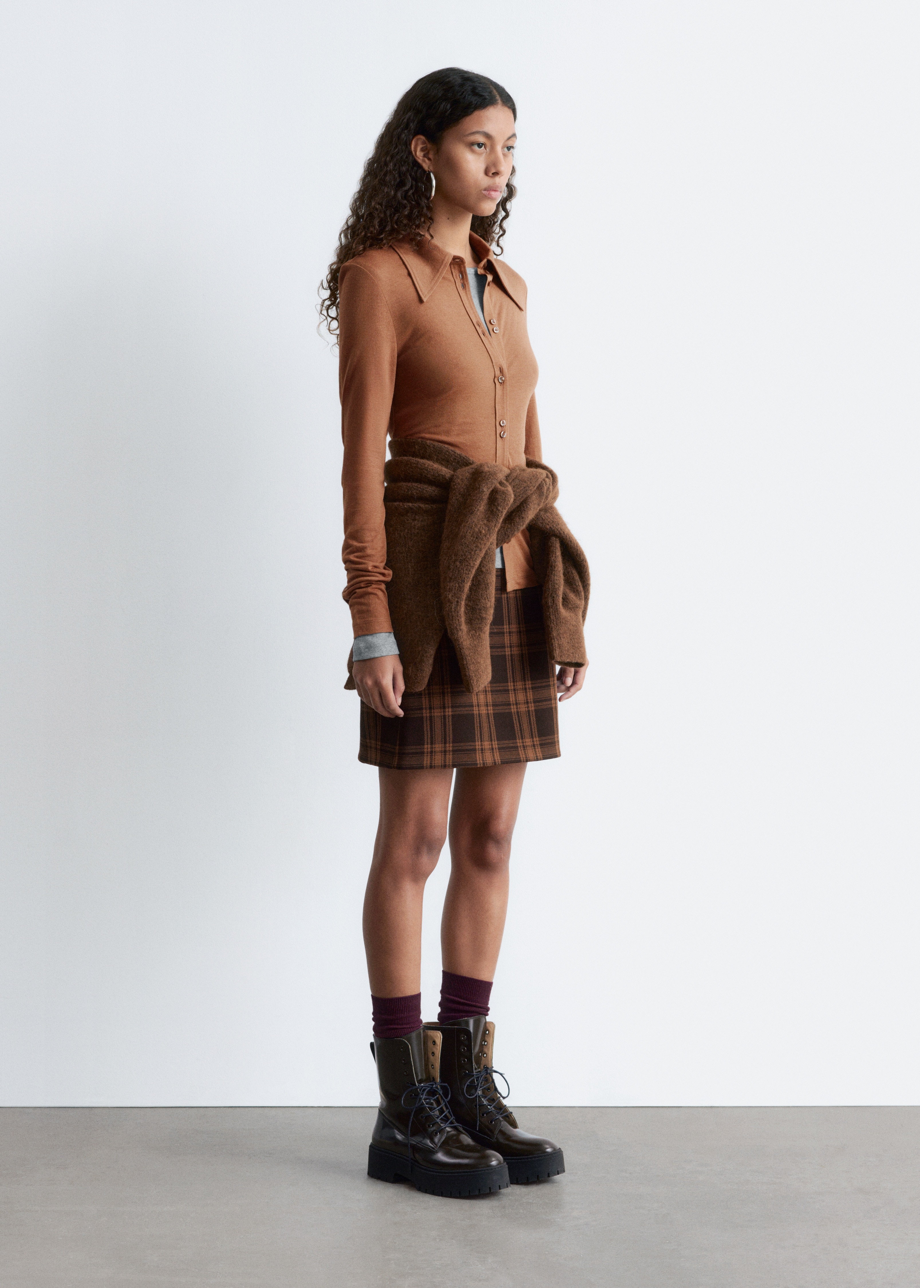 Košeľa z džerseja s ostrým golierom - Stredne hnedá/Čierna