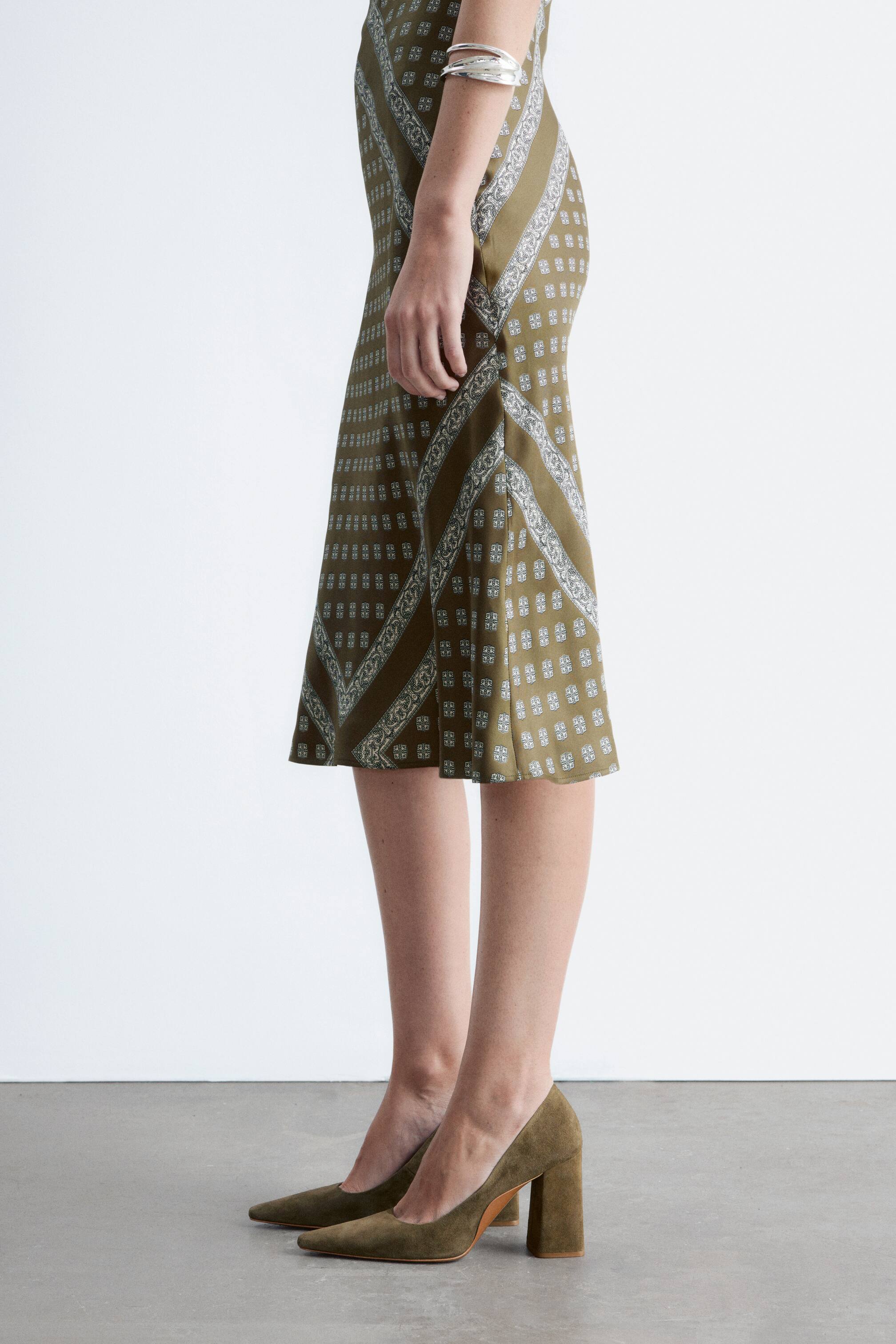 Visa större bild:  Mockapumps med blockklack - Khakigrön - DAM | H&M SE 1