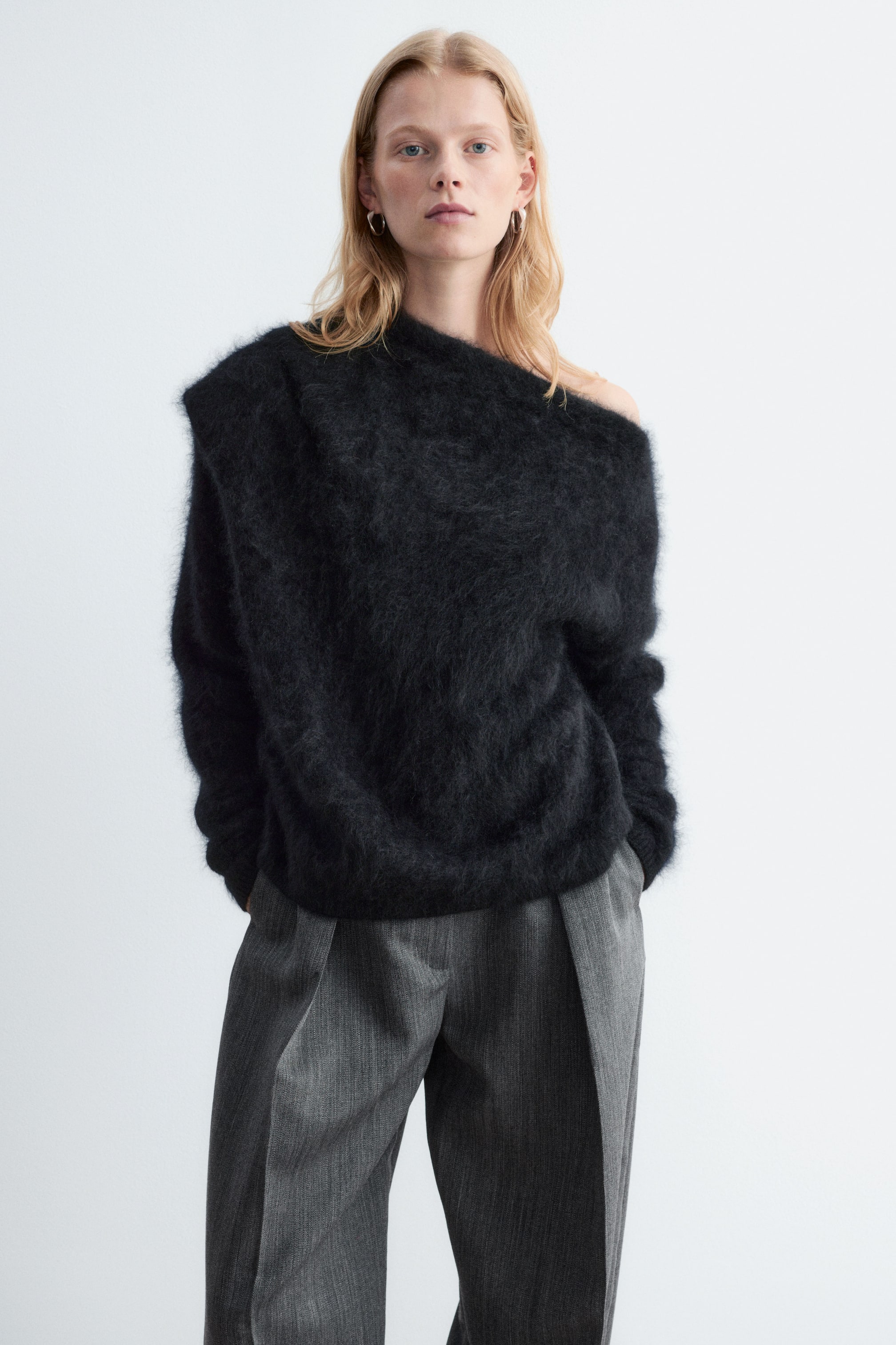 Zobrazit větší obrázek: Svetr z merino vlny s řaseným výstřihem - Černá - ŽENY | H&M CZ 1
