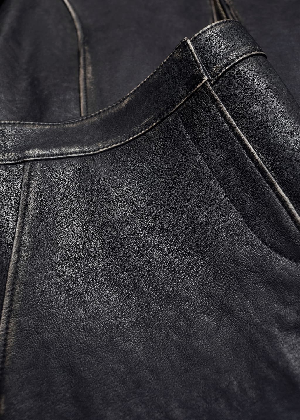 Mini-jupe à surpiqûres en cuir - {{variantName}} - Descriptive Detail