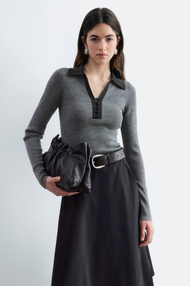 Oberteil aus Wolle mit Knopfdetail - Grau/Dunkelbraun/Creme - 1