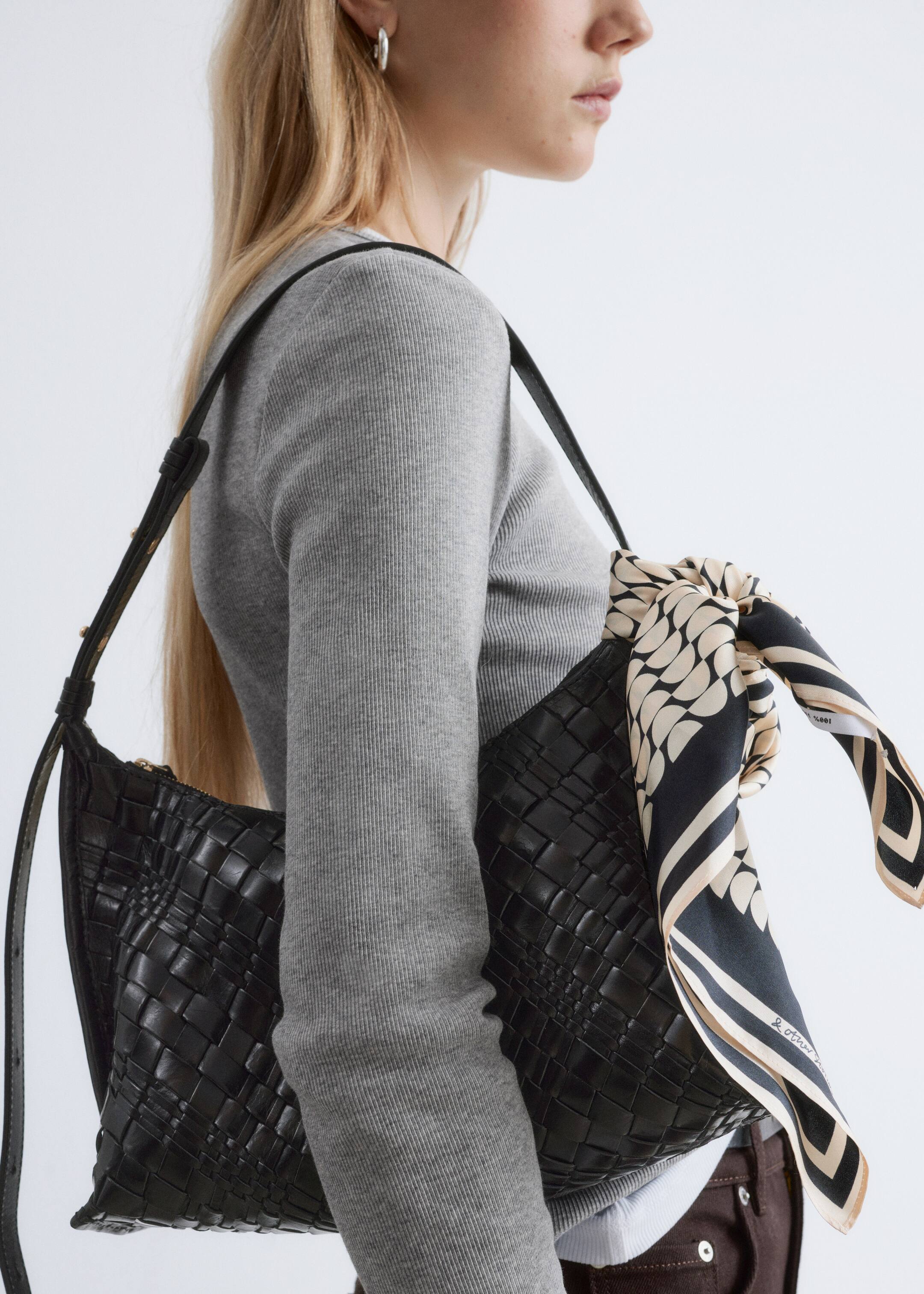 Zobrazit větší obrázek: Proplétaná kožená crossbody kabelka - Černá - ŽENY | H&M CZ 1