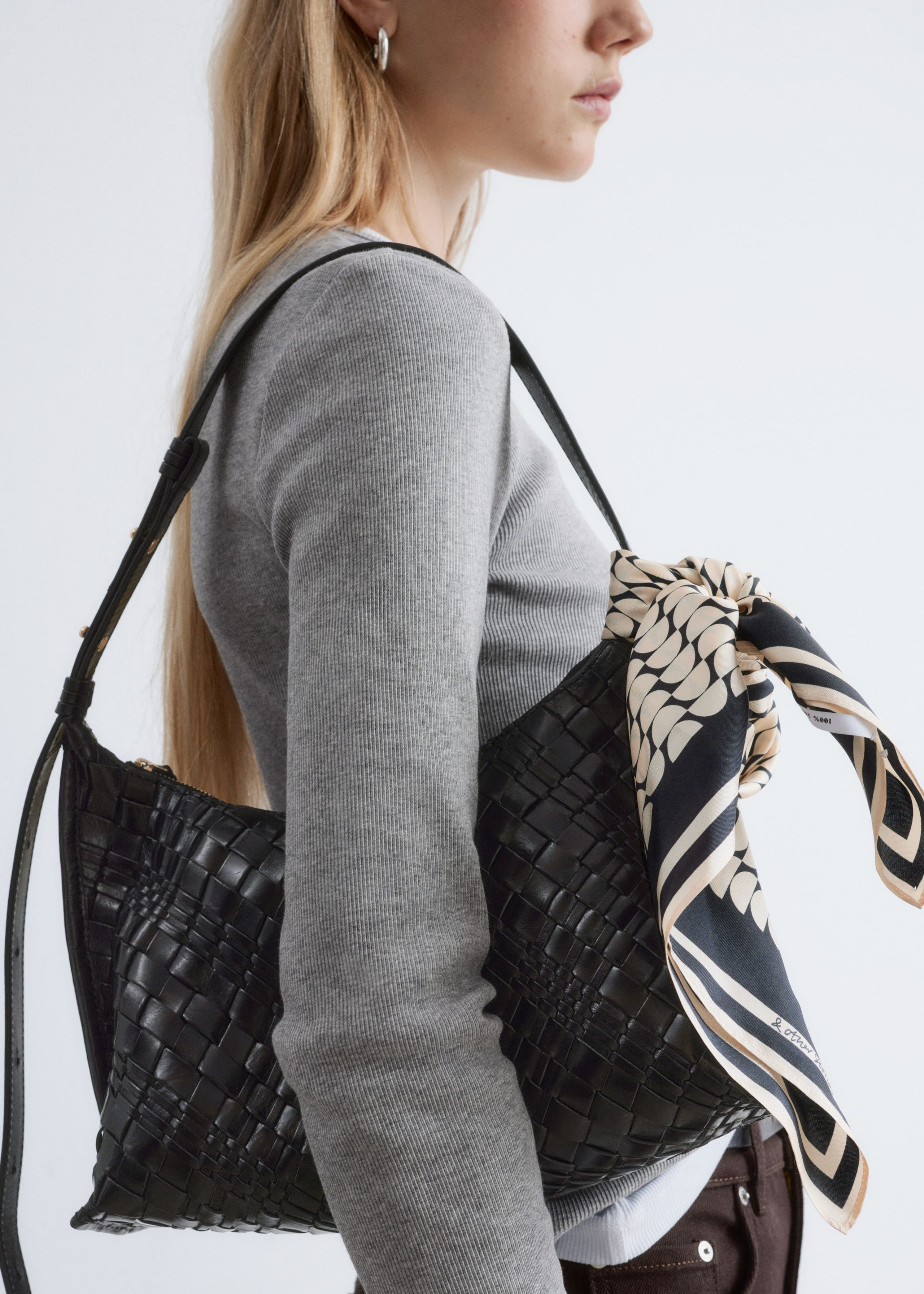 Image of Crossbodyväska i flätat läder