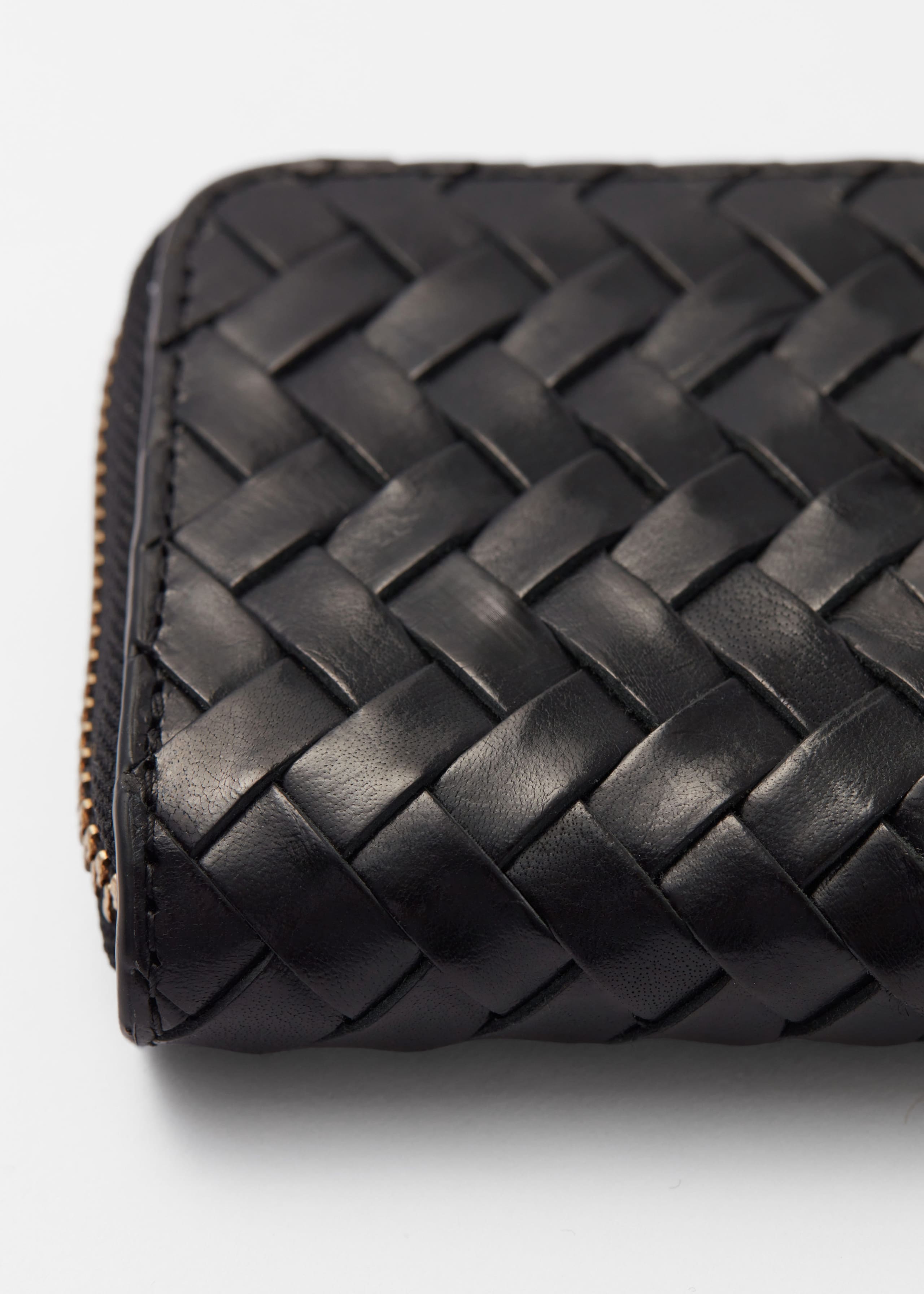 Cartera de piel trenzada - {{variantName}} - Detalle descriptivo