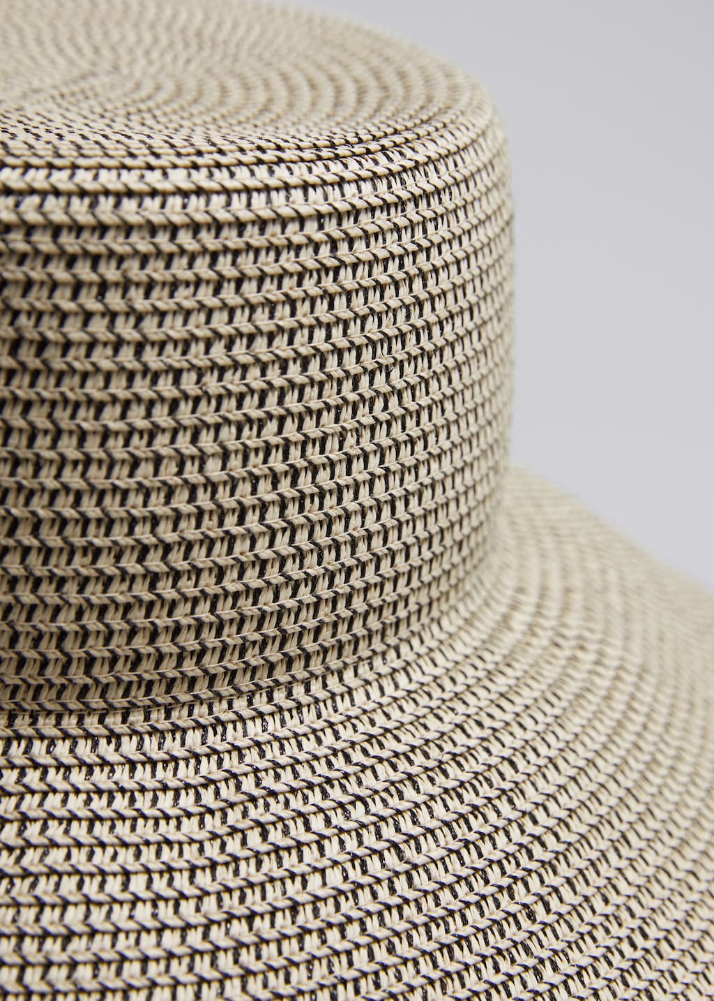 Sombrero de paja tejido - {{variantName}} - Detalle descriptivo