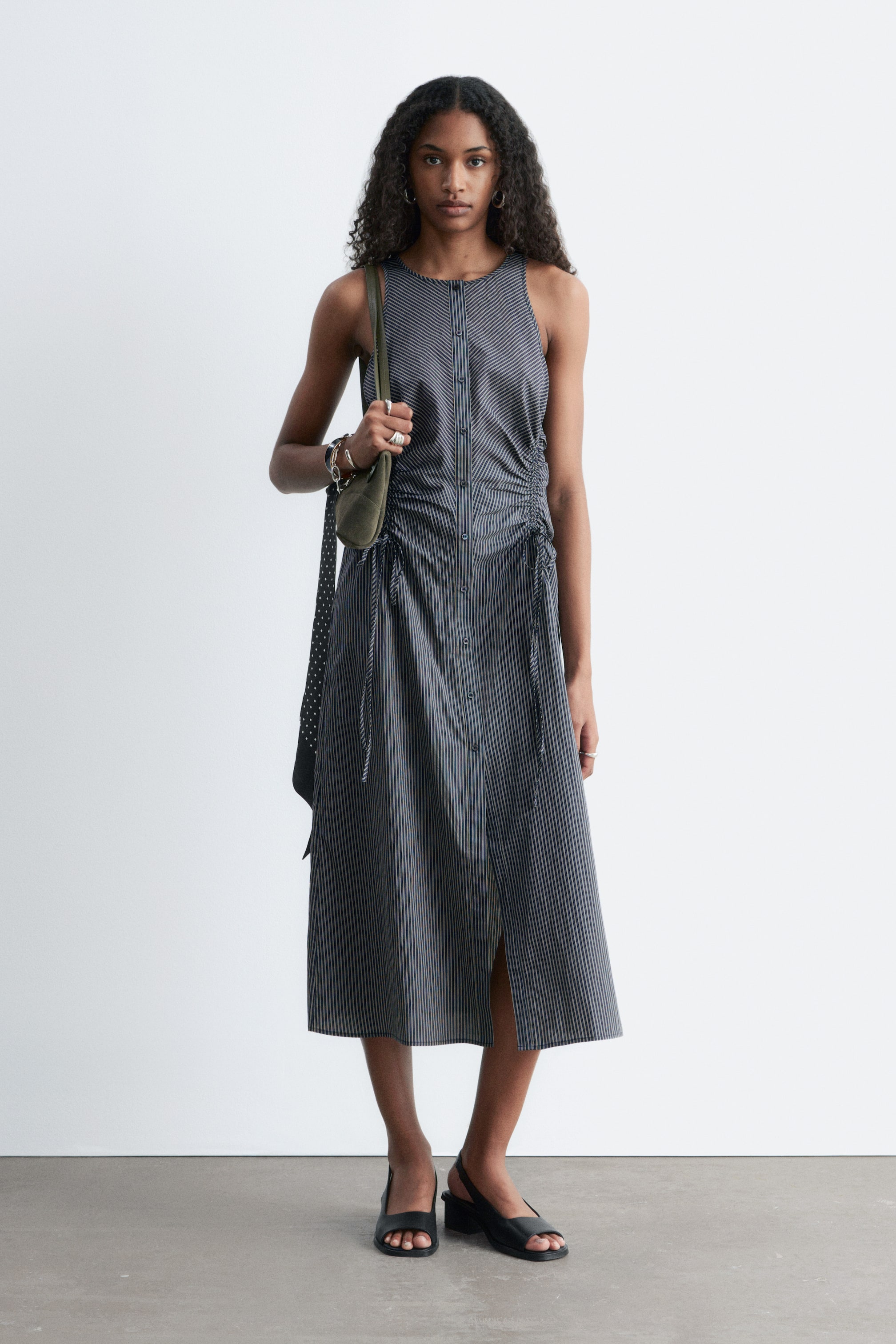 Zobraziť väčší obrázok: Bezrukávové midi šaty so šnúrkou - Námornícke modré pruhy - ŽENY | H&M SK 1