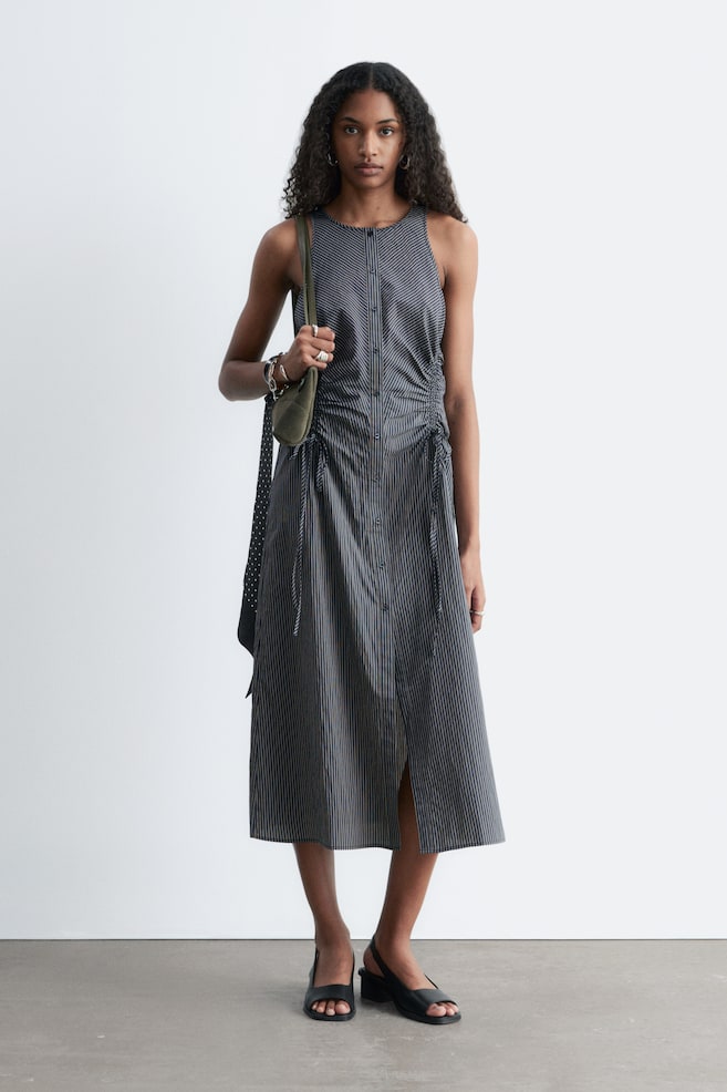 Ärmelloses Midikleid mit Kordelzug - Navyblau/Gestreift - 1