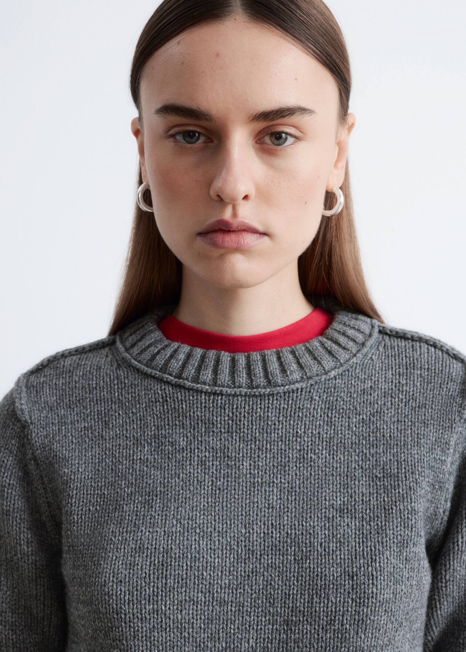 חולצת טי סרוגה מבד צמר מעורב - אפור מלנג' כהה/לבן - 6