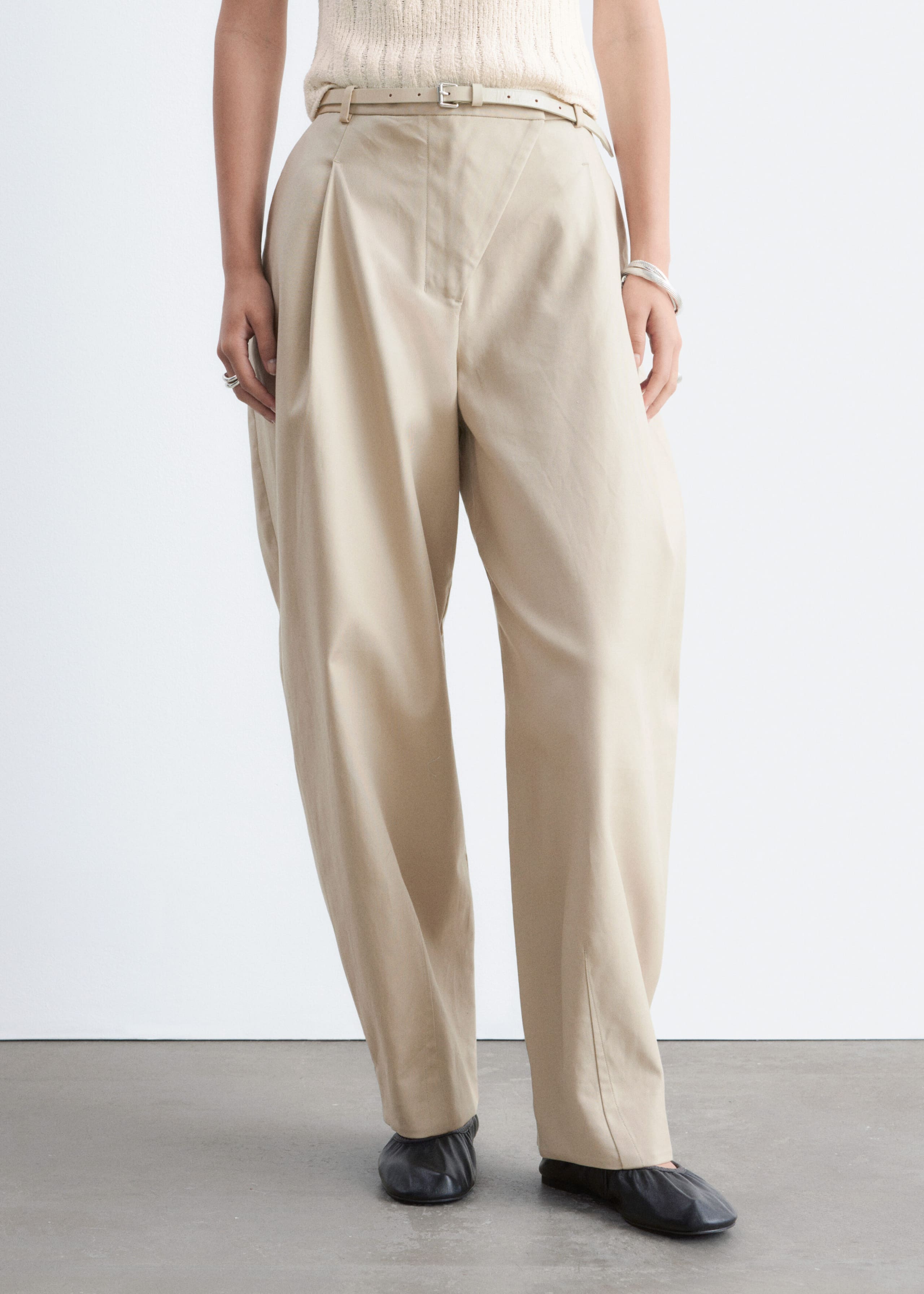 Broek met ronde pijpen - Lichtbeige - Lookbook