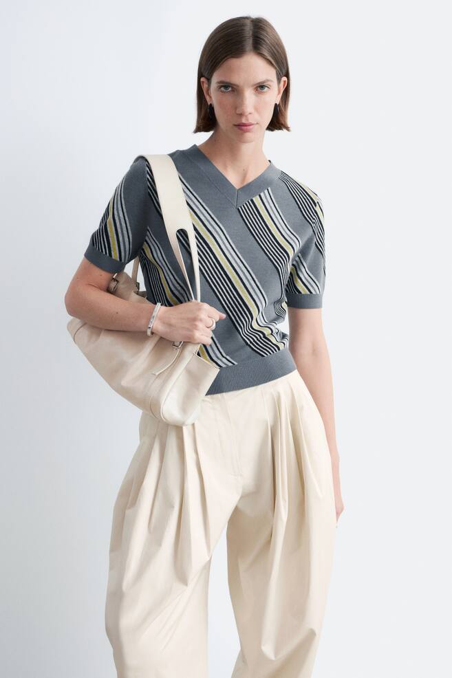 Camiseta de lana a rayas con escote en pico - Gris/Rayas amarillas - 1