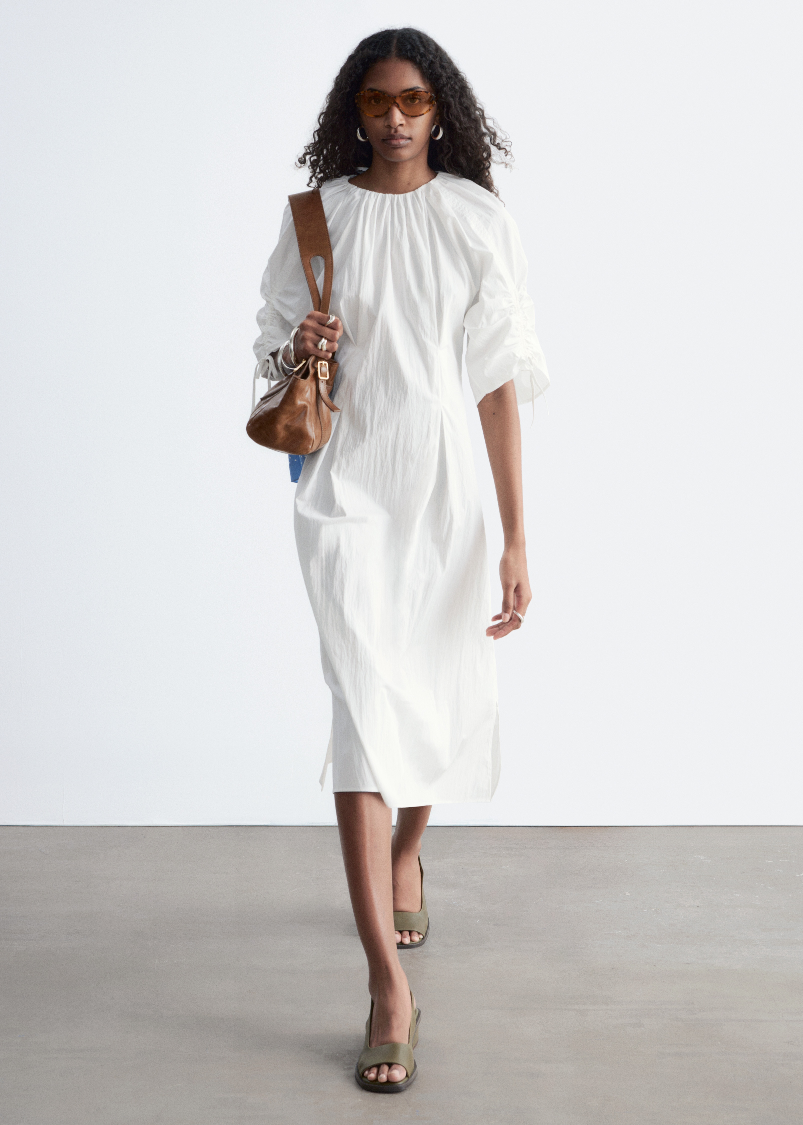 Skulpturales Midikleid mit Kordelzug - Weiß