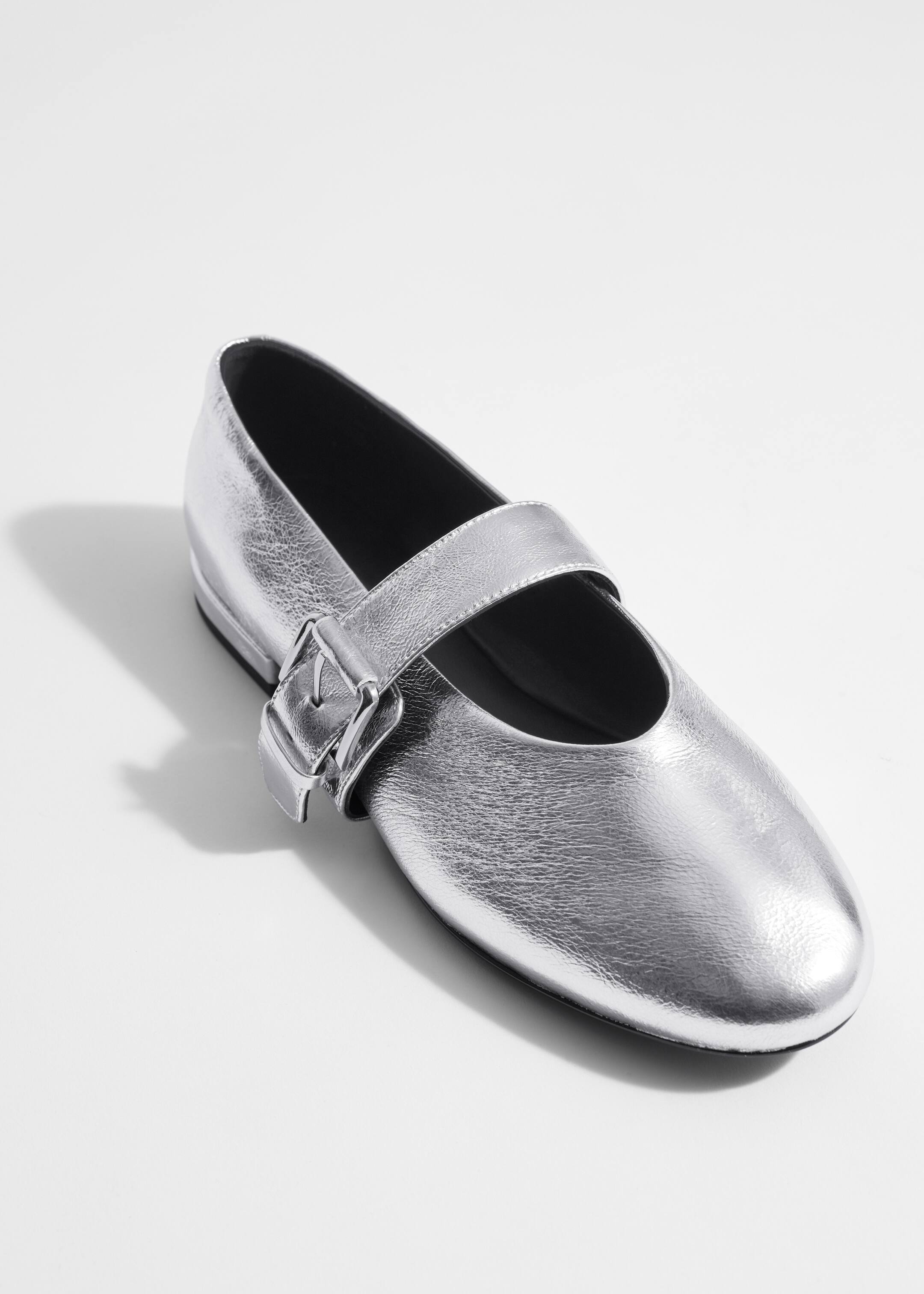 Visa större bild: Ballerinaskor i läder med spänne - Silver - DAM | H&M SE 2