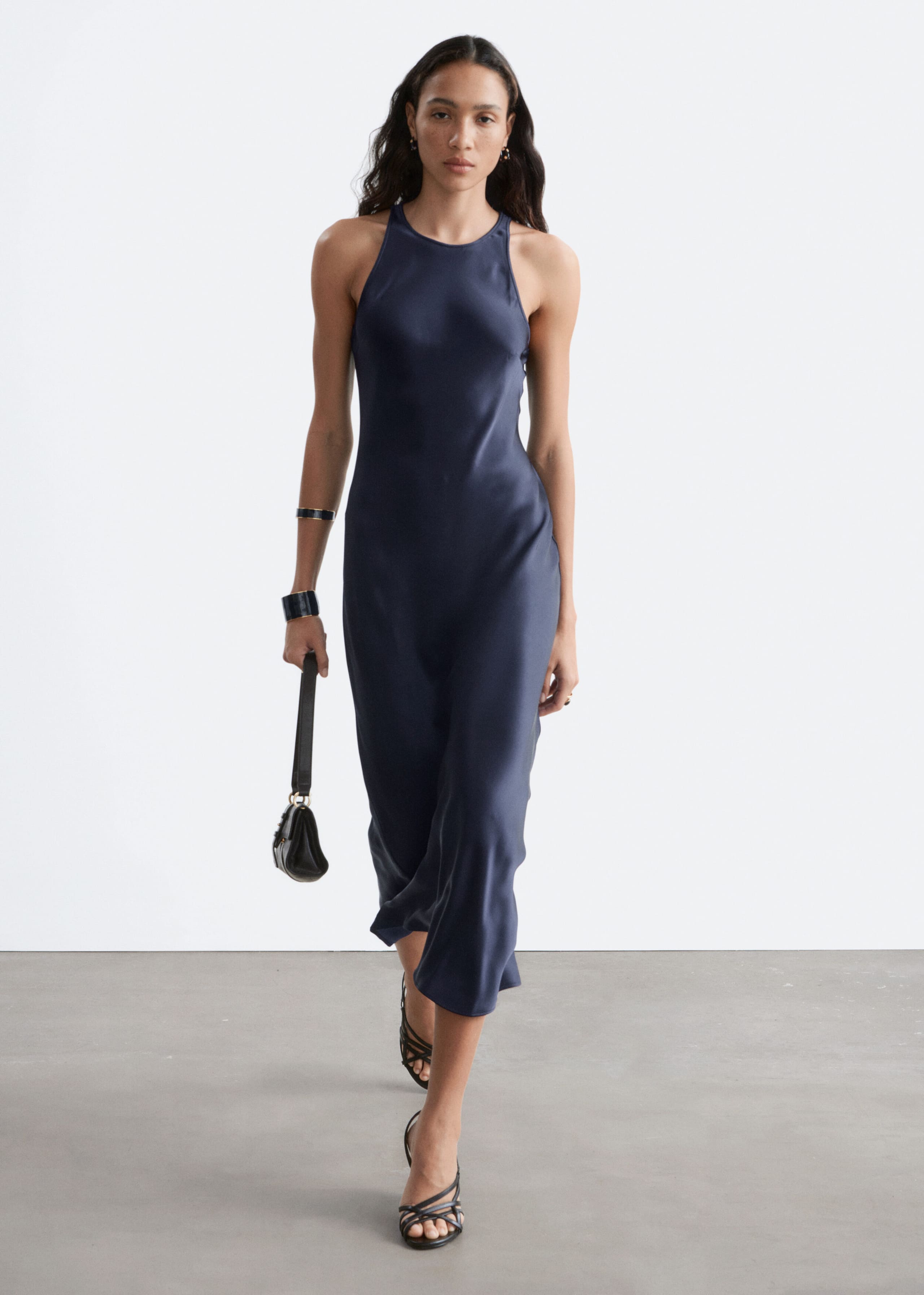 Ärmelloses Midikleid aus Satin - Rosa - Lookbook