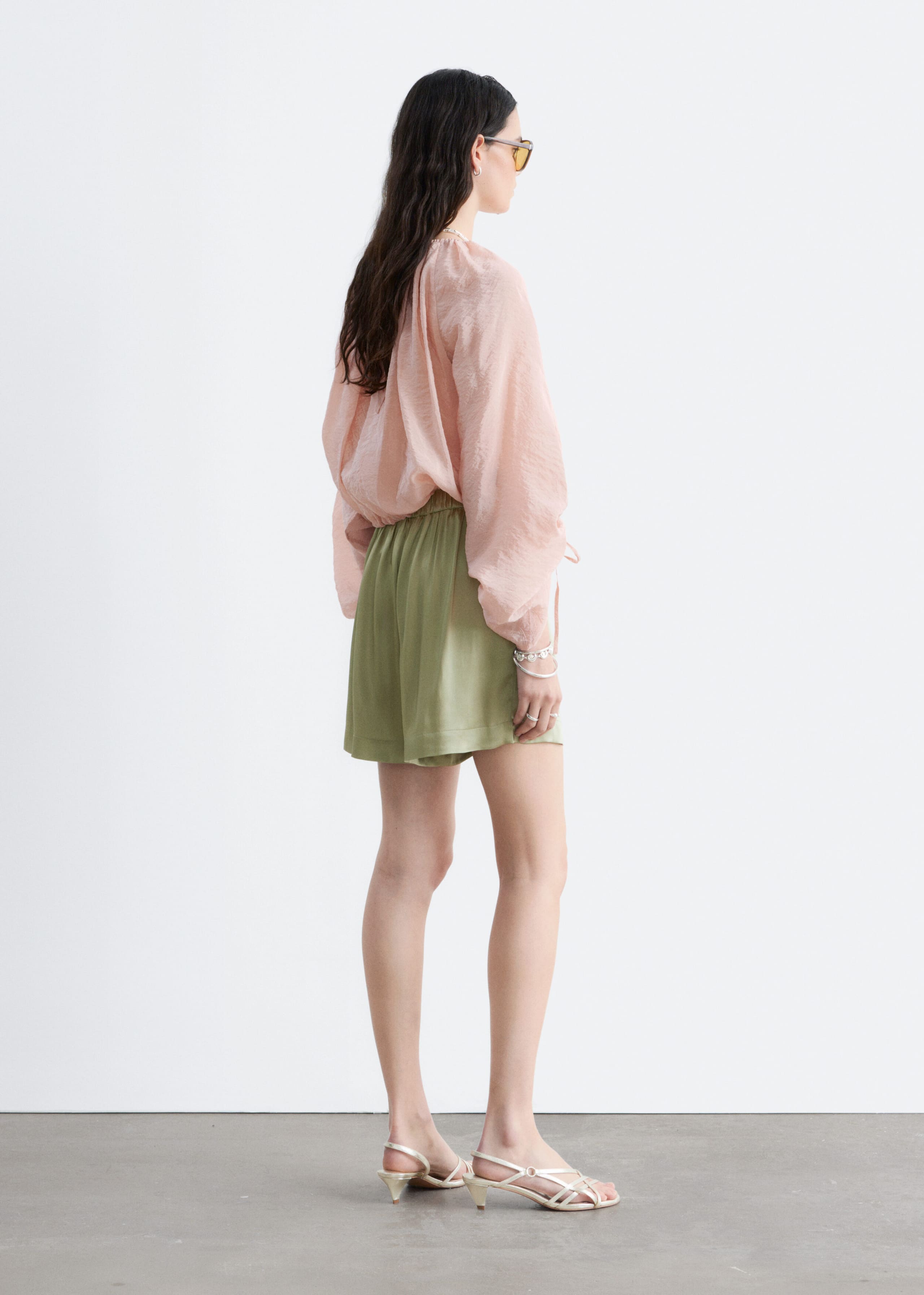 Dra-på-shorts i satin – Ljusgrön – lookbook
