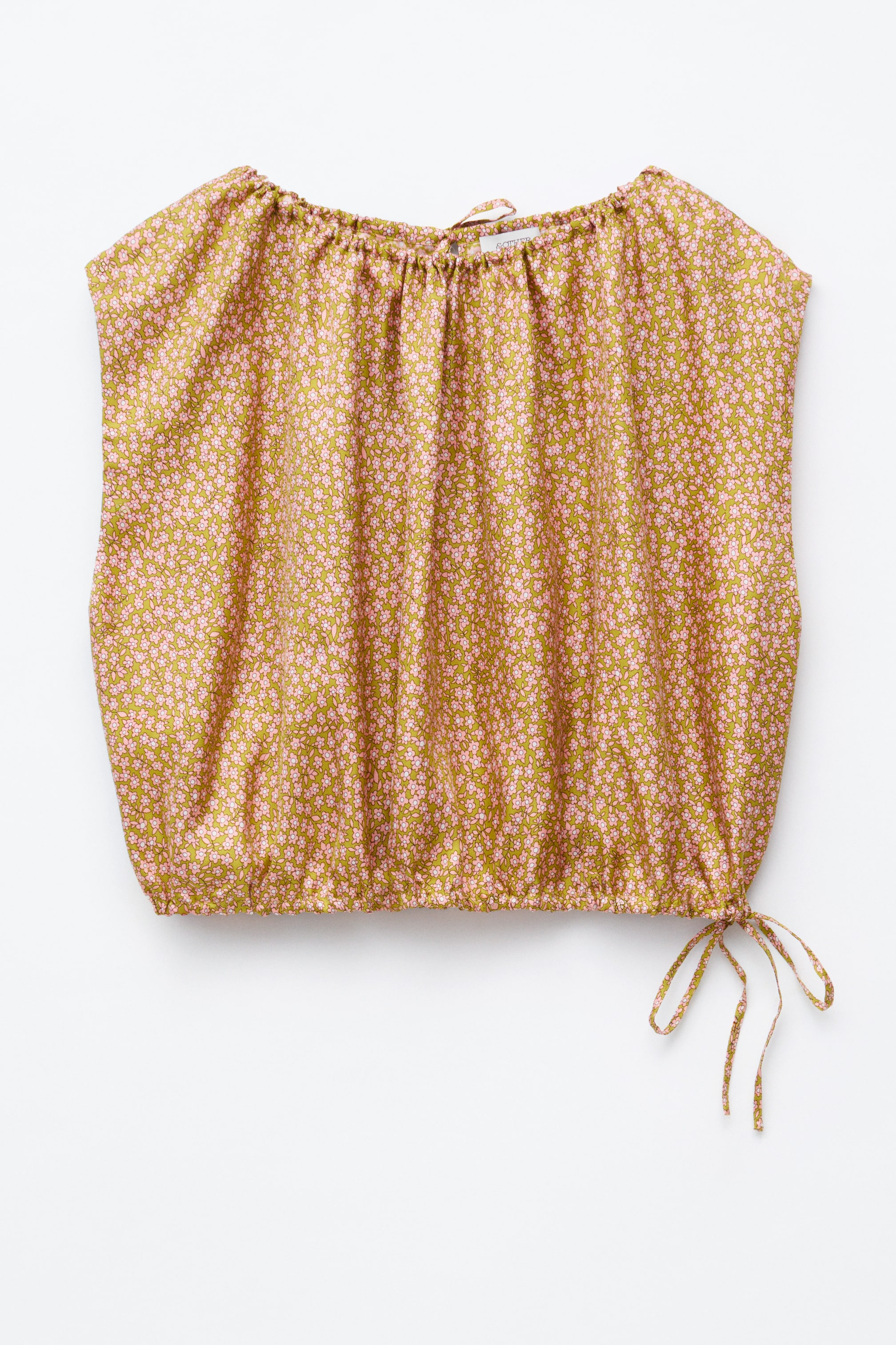 Vezi imaginea mai mare: Un top cu mâneci scurte afișează un model de flori mici roz pe un fundal verde măsliniu. Acesta prezintă un decolteu bărcuță adunat și un tiv adunat cu un șiret decorativ pe partea dreaptă.