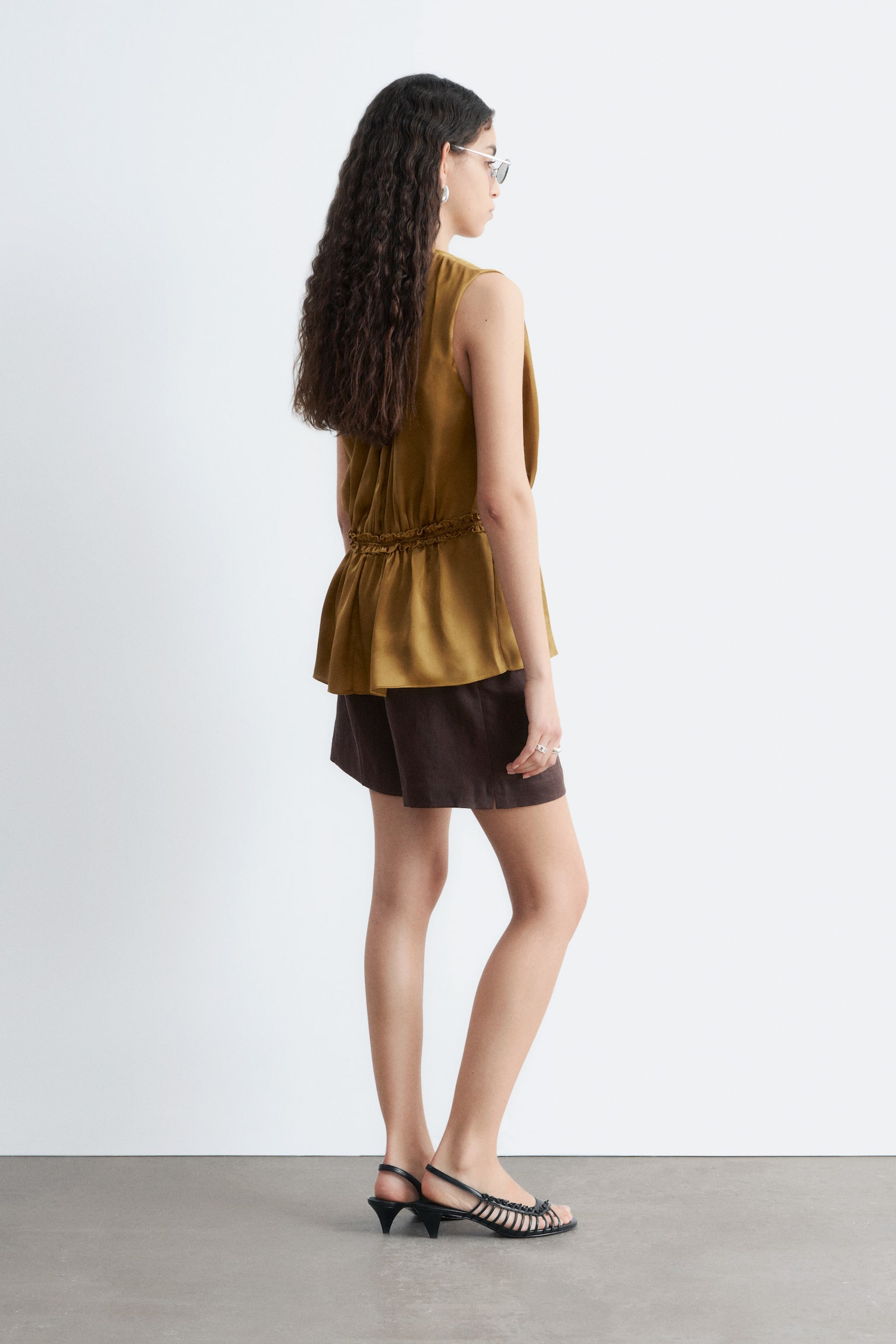 Top Fără Mâneci Din Mătase Cu Volane - Maro - 5