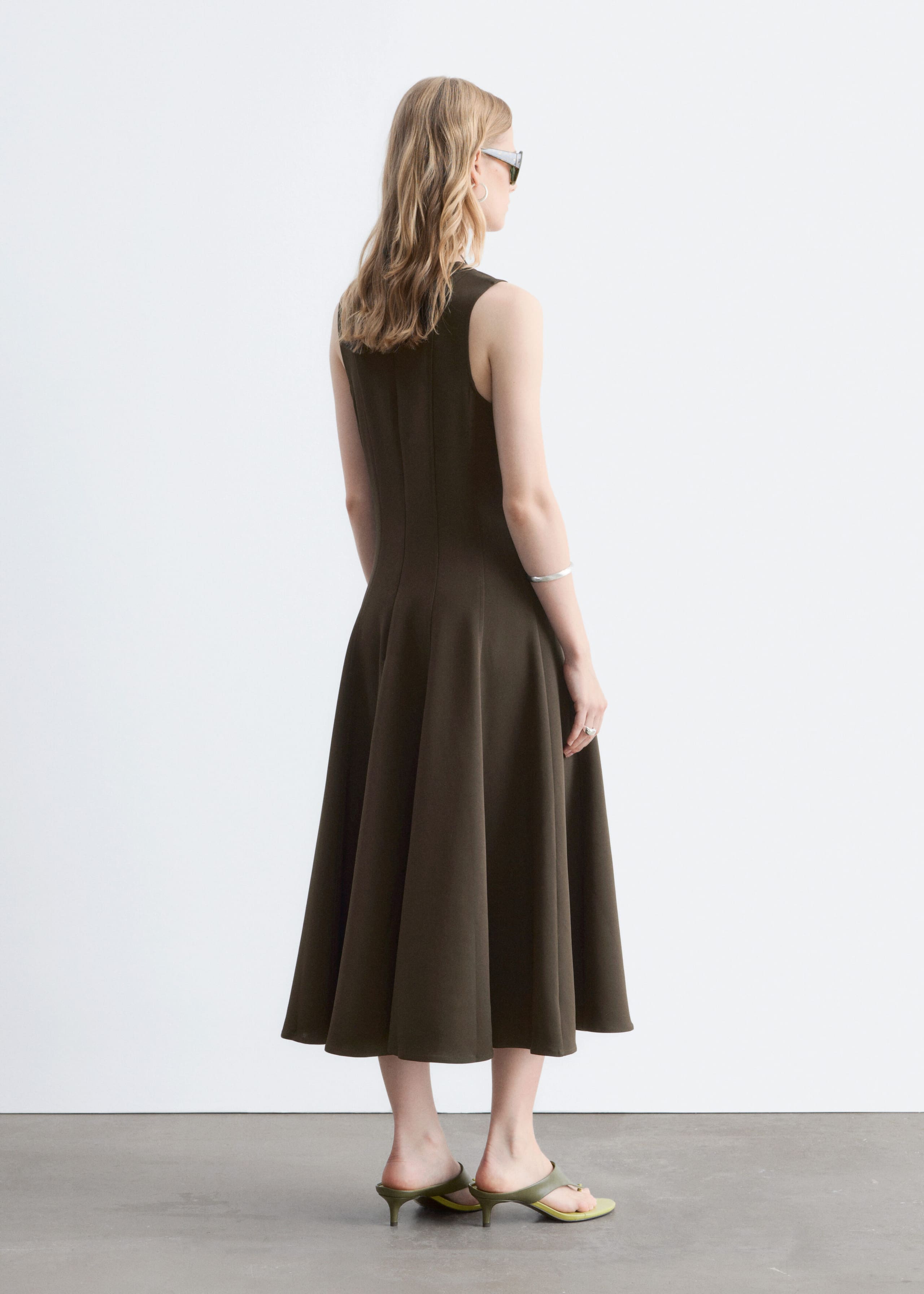 Sukienka midi z pionowymi szwami – Ciemnobrązowy – Lookbook