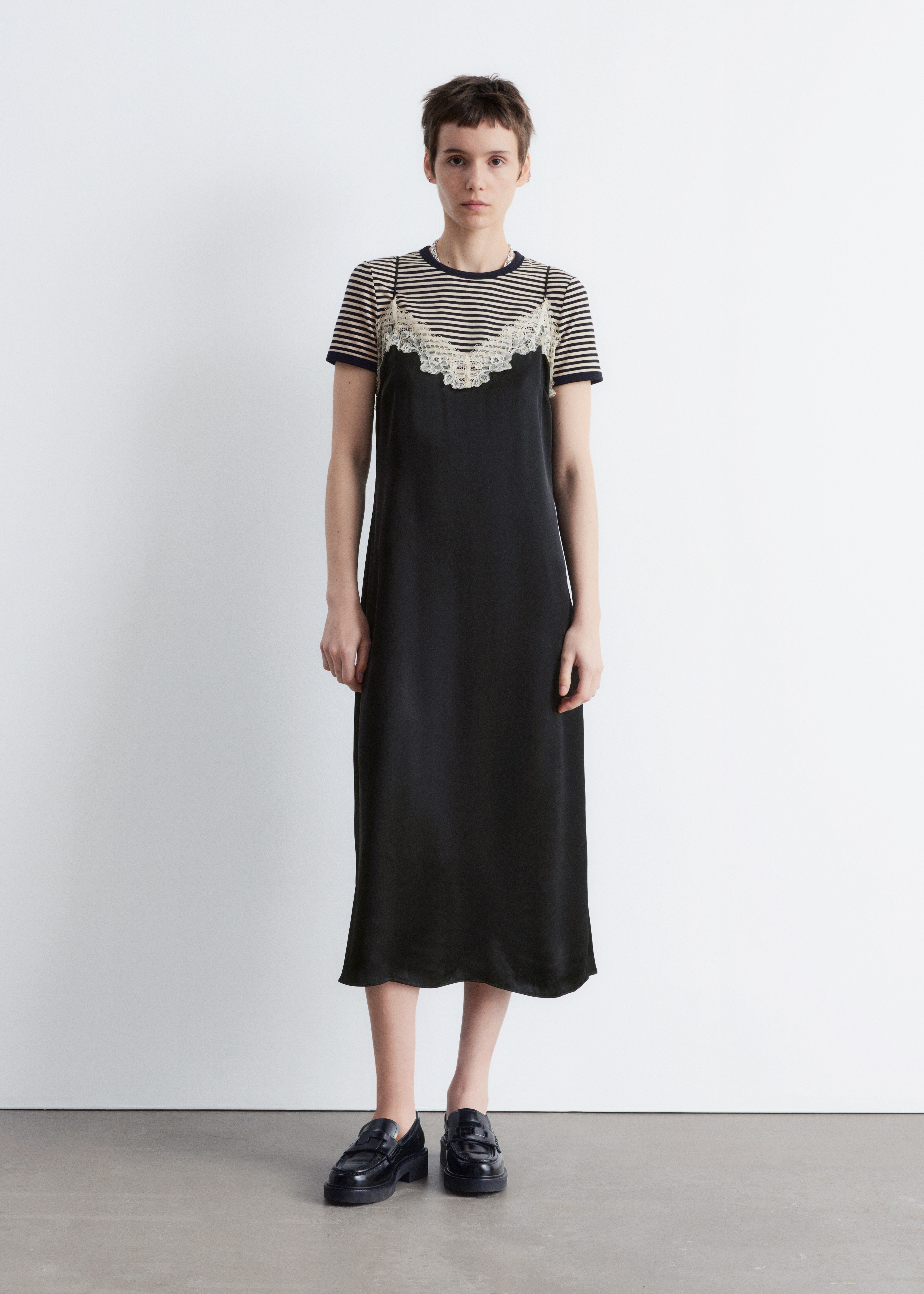 Midi stroppekjole i sateng - Svart