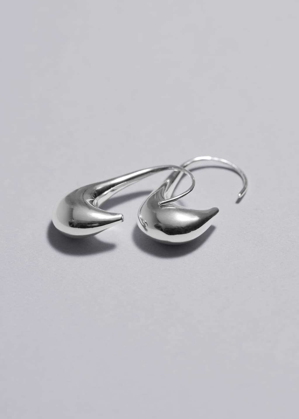 SculpturalHoopEarrings – Złoty – Martwa natura
