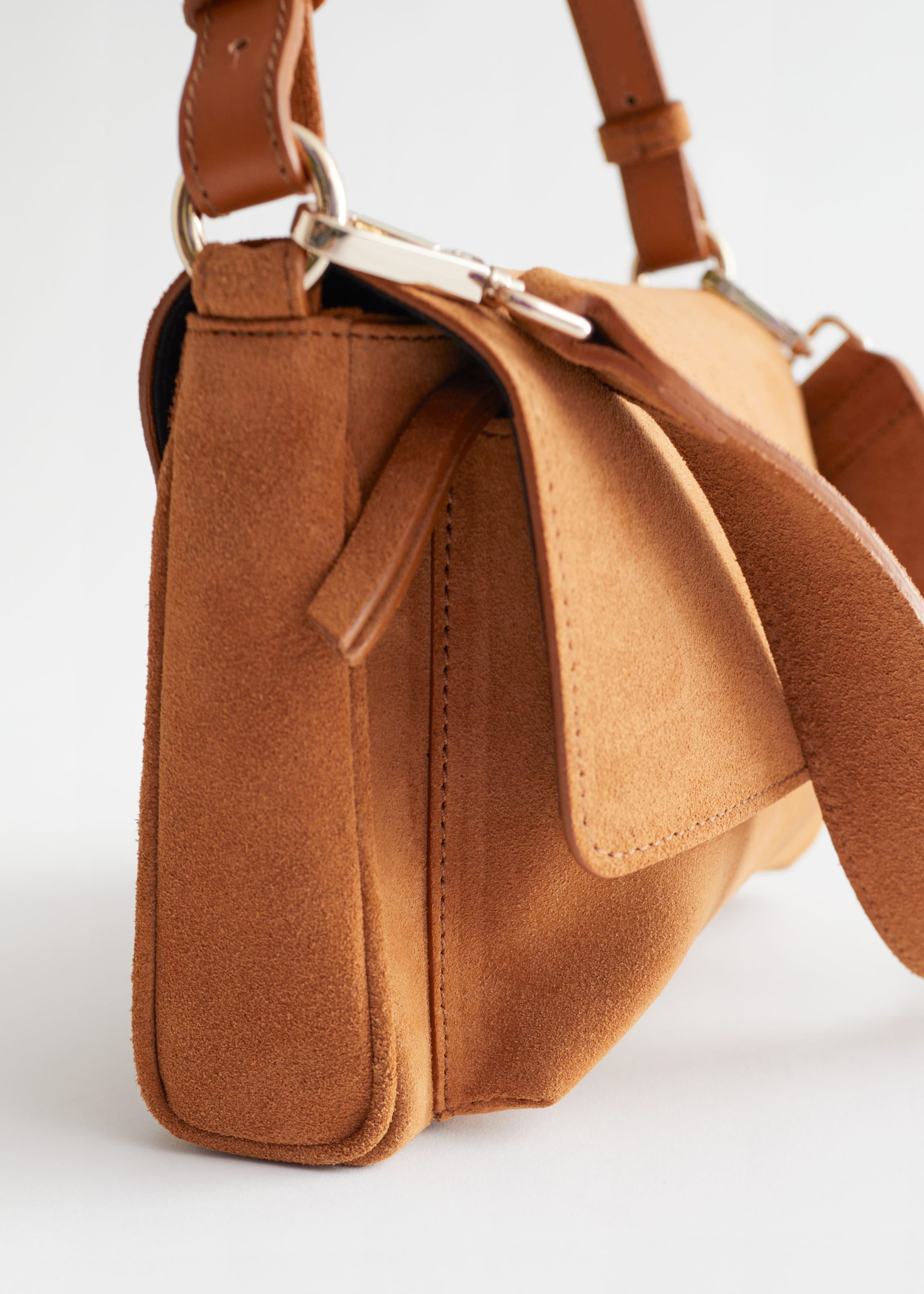 LeatherCrossbodyBag - {{variantName}} - Descrizione dettagliata