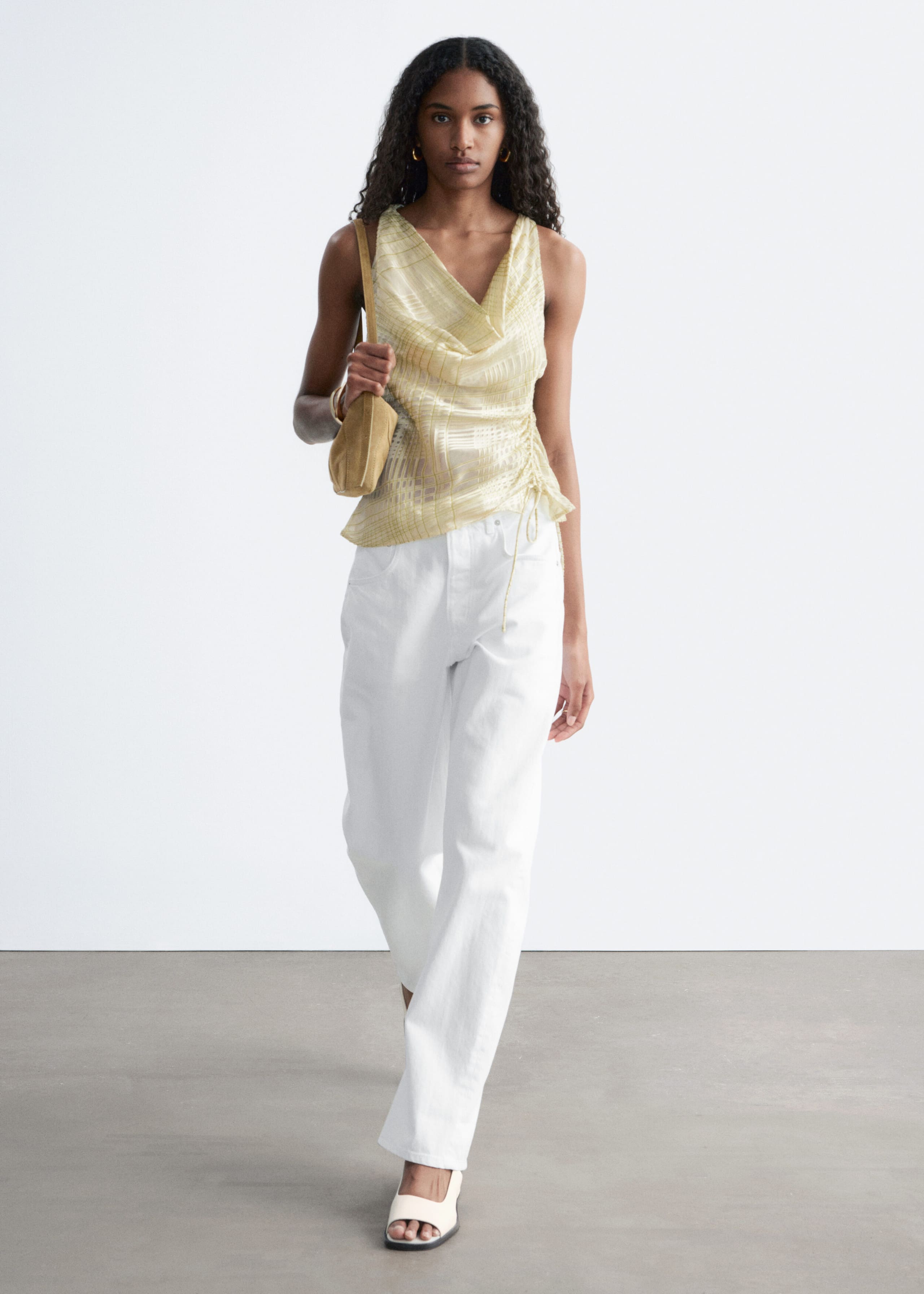 Topp med draperad halsringning och dragsko – Svart/blommigt tryck – lookbook