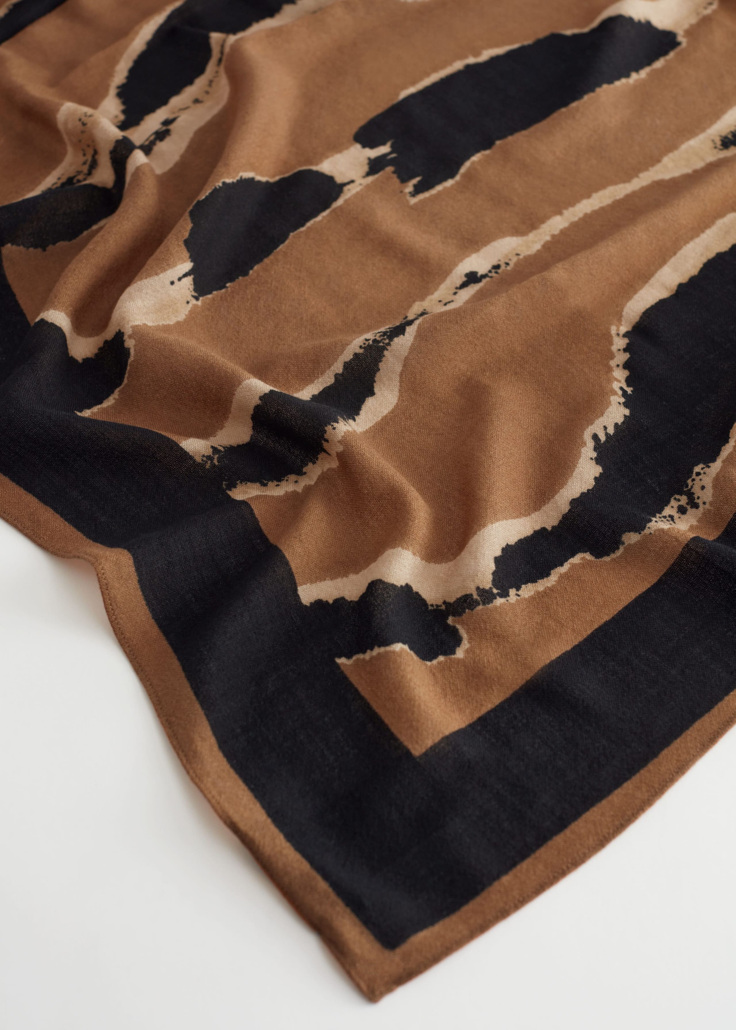 Foulard leggero - {{variantName}} - Descrizione dettagliata