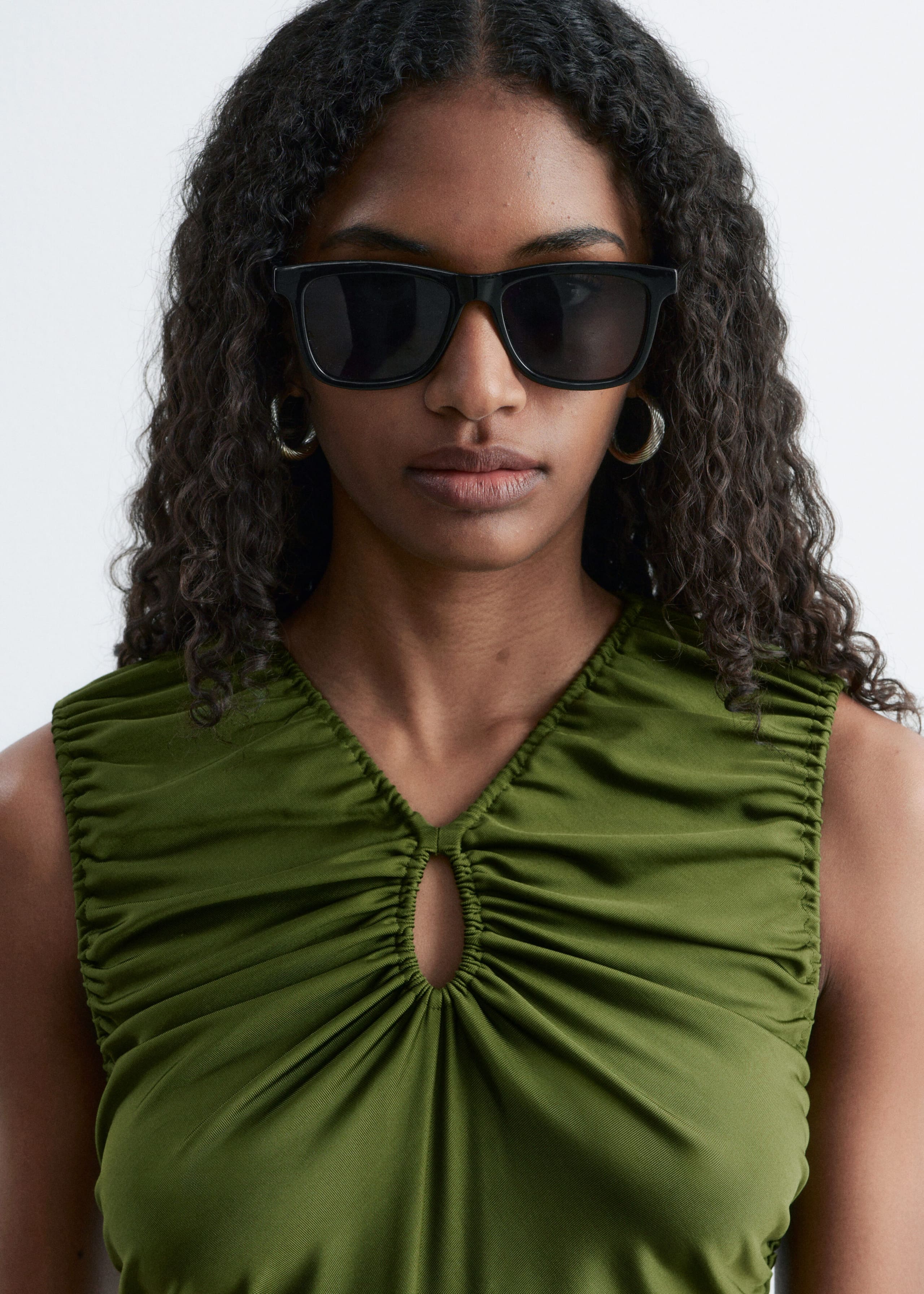 Image of Marszczona sukienka midi z wycięciem na plecach