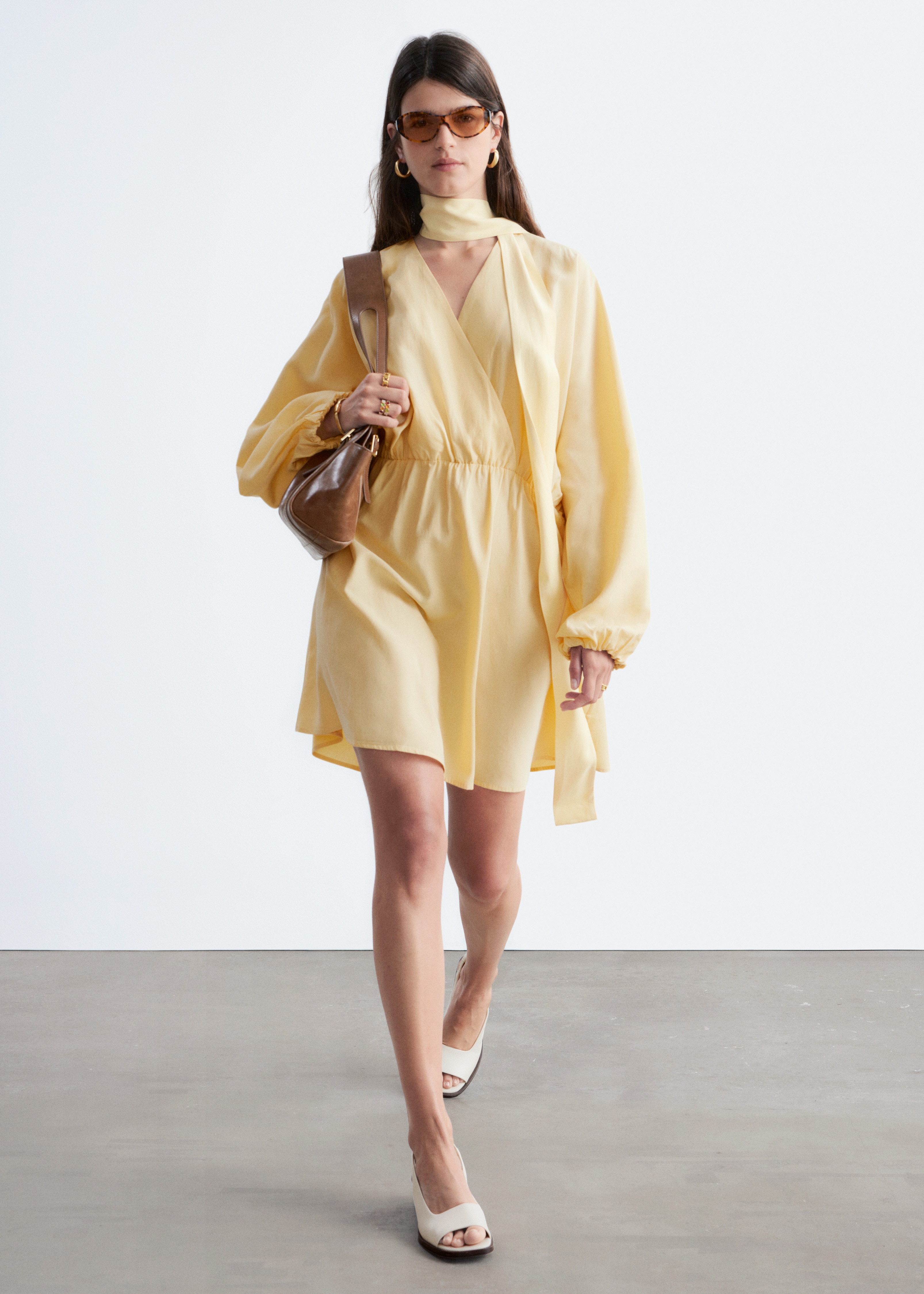 Vestido curto cruzado com detalhe de lenço