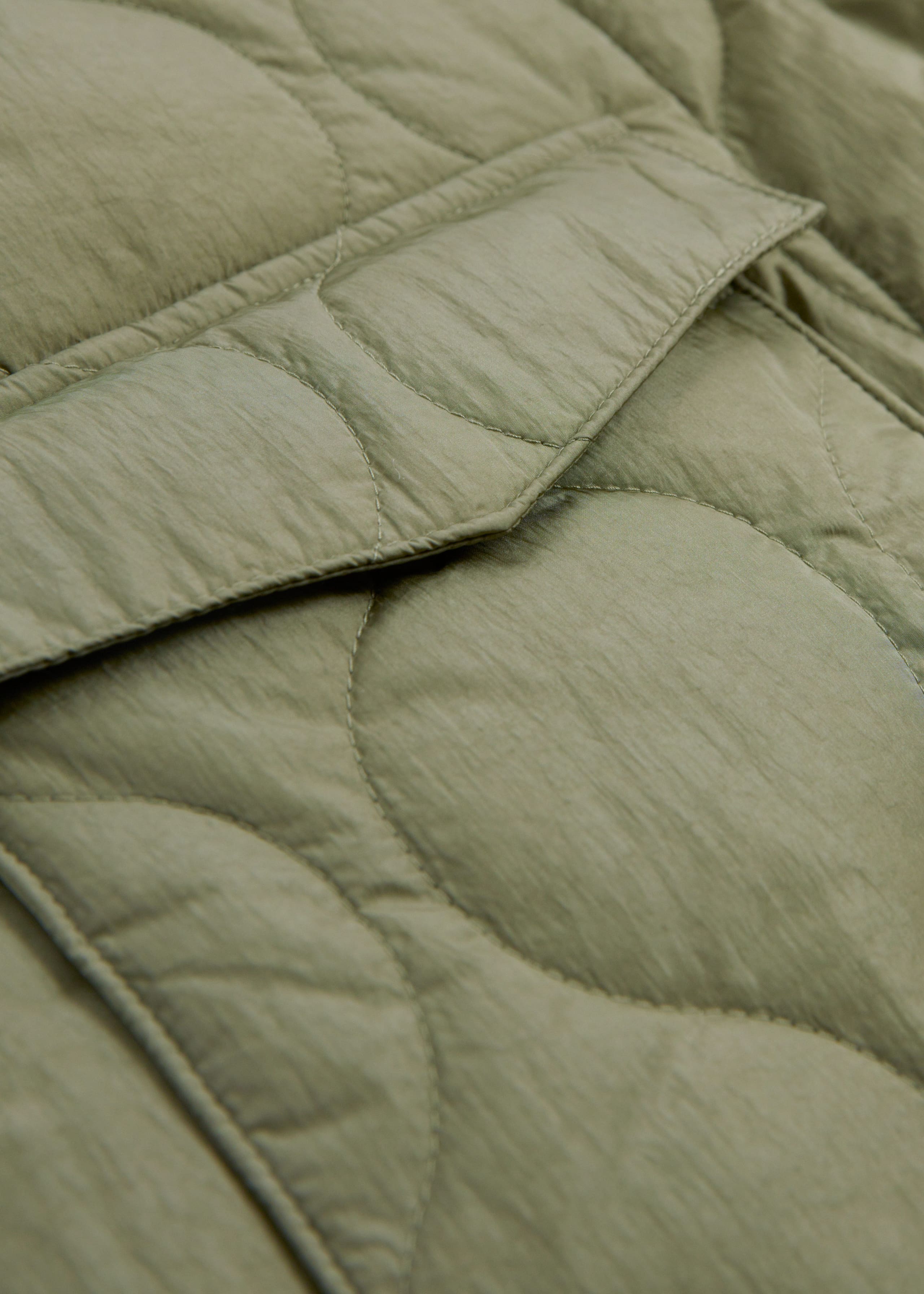 Relaxed Wave Quilted Jacket - {{variantName}} - Descriptive Detail