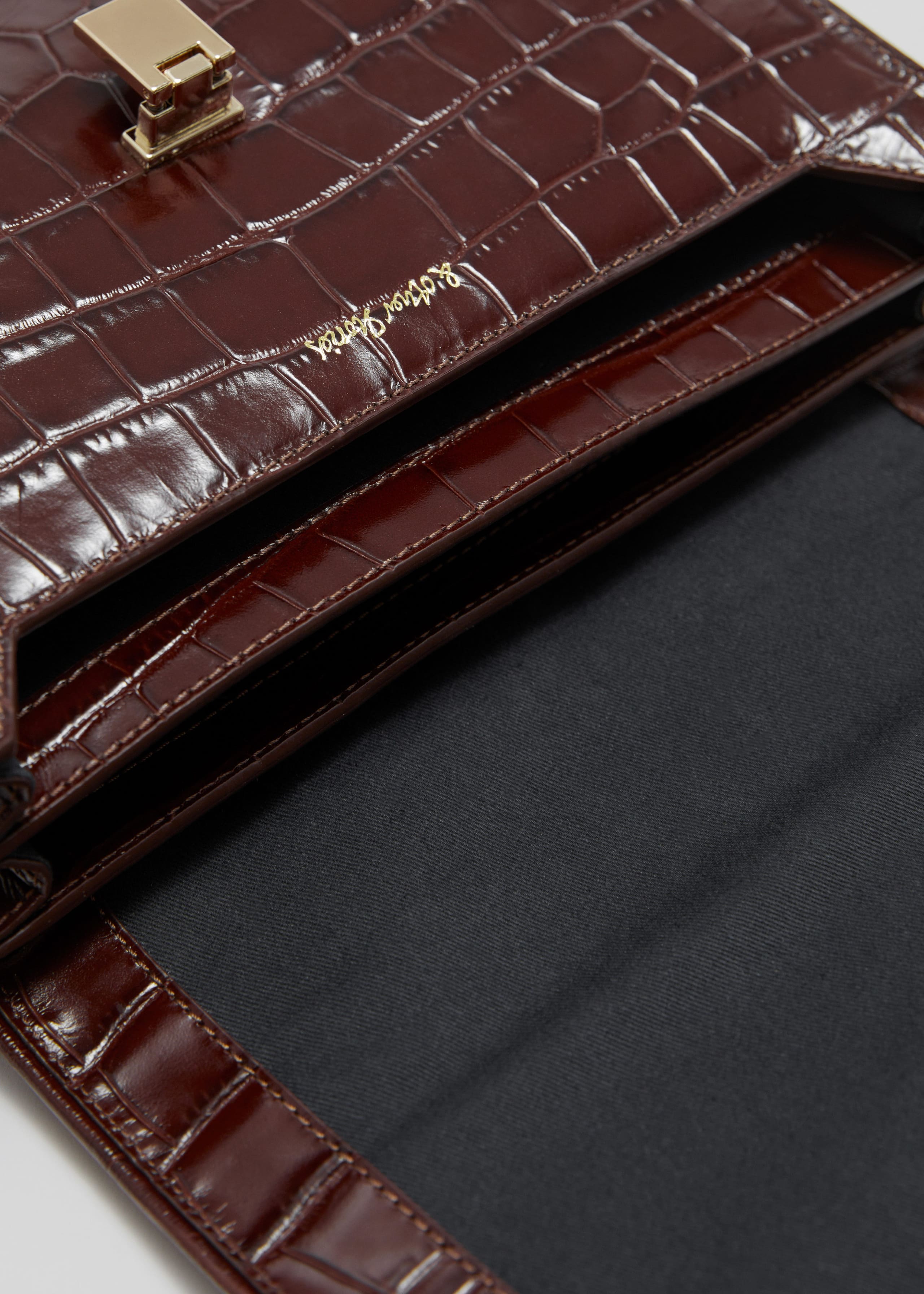 Lederhandtasche in Krokooptik - {{variantName}} - Beschreibendes Detail