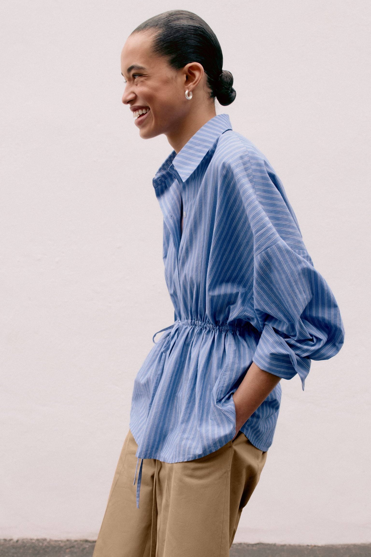 Skjorta i bomullspoplin med dragsko-Blå/randig - 4