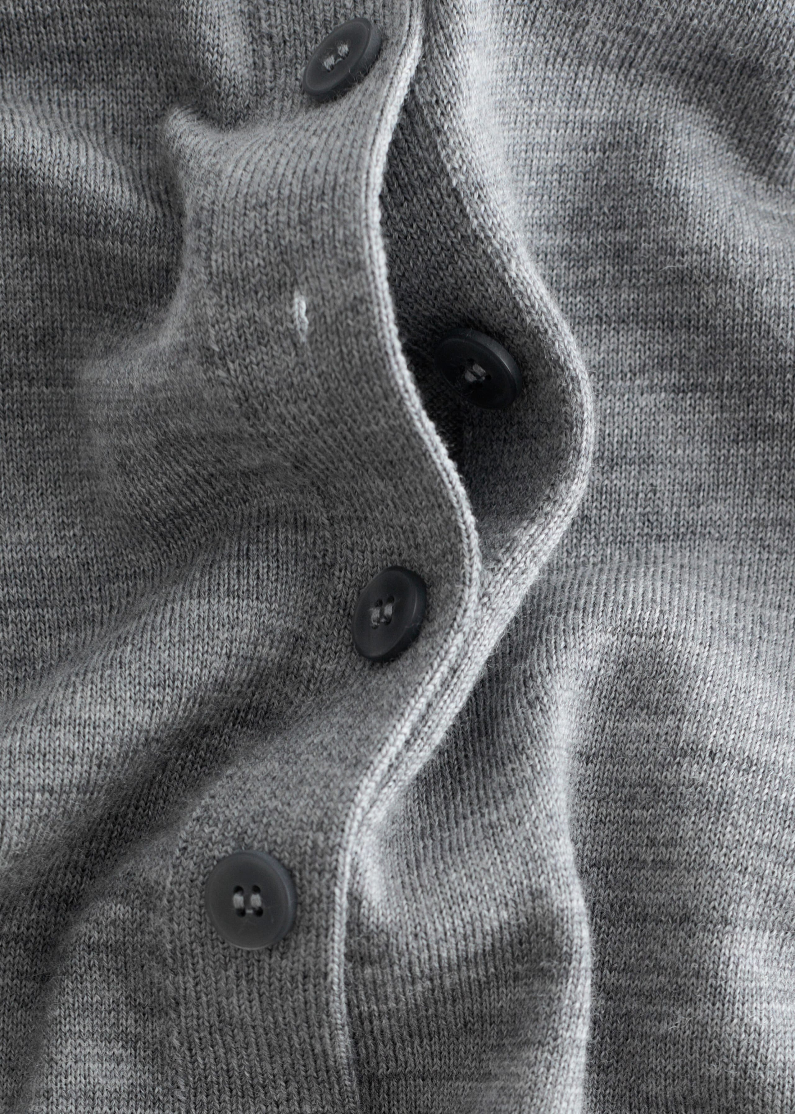 Schlichte Strickjacke aus Wolle - {{variantName}} - Beschreibendes Detail