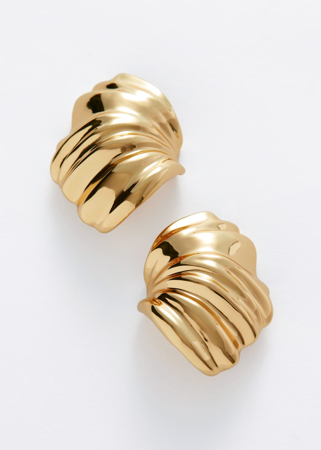 Pendientes en forma de concha curvada