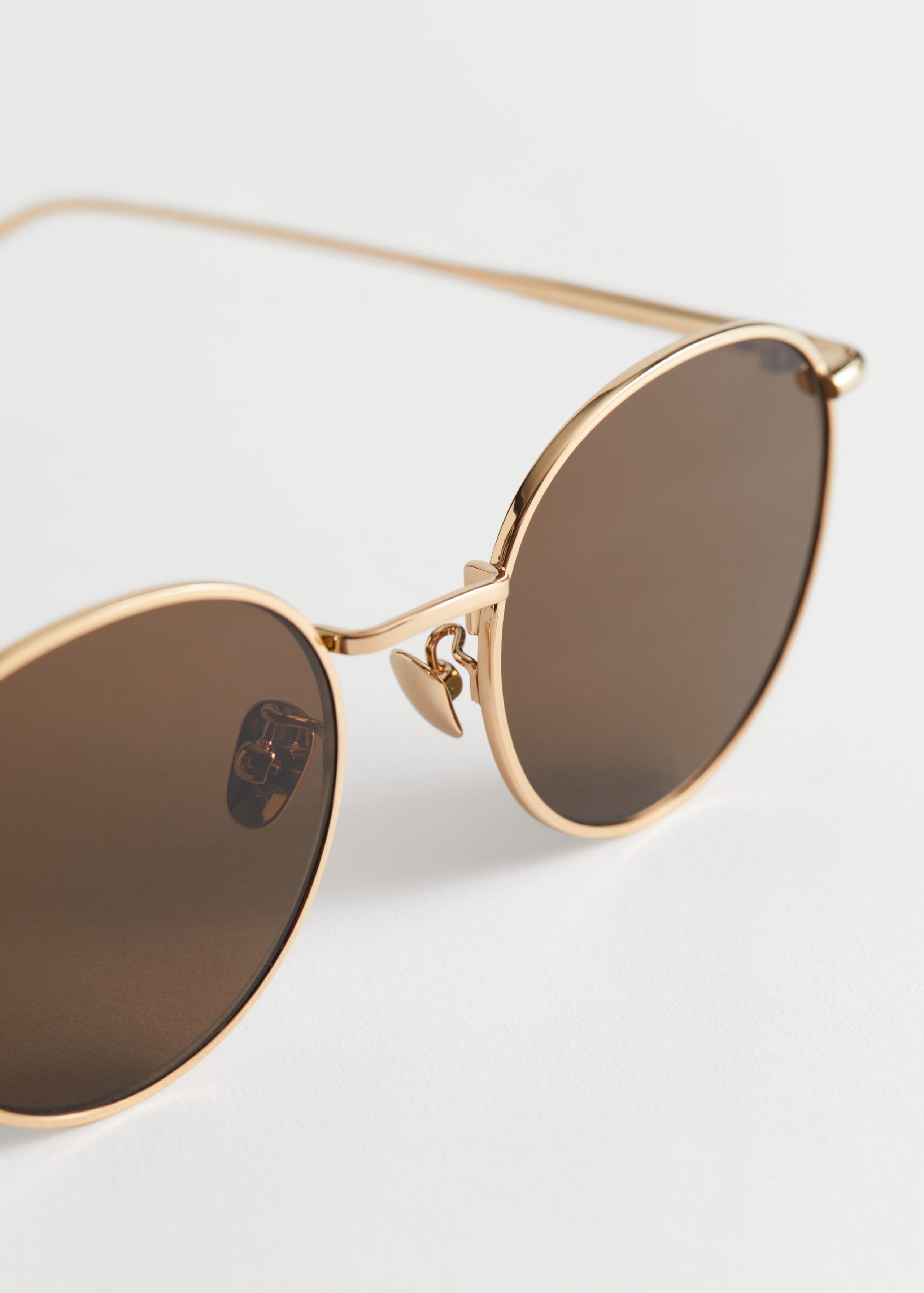 Rounded Gold Frame Sunglasses - {{variantName}} - Descrizione dettagliata