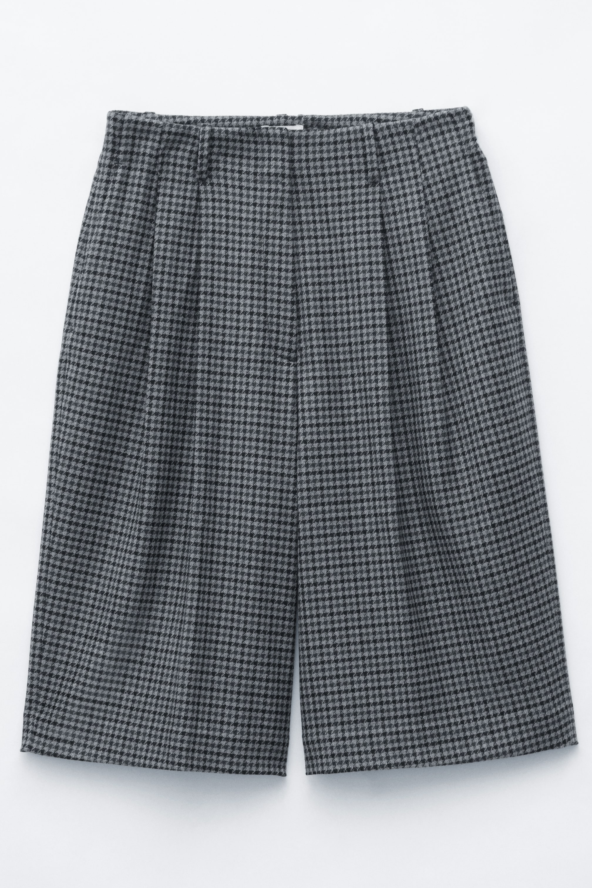 Größeres Bild anzeigen: Die Shorts im Culotte-Stil präsentieren sich mit einem grauen und schwarzen Hahnentrittmuster. Mehrere Falten gehen vom gerafften Bund aus, der ebenfalls mit Gürtelschlaufen versehen ist.
