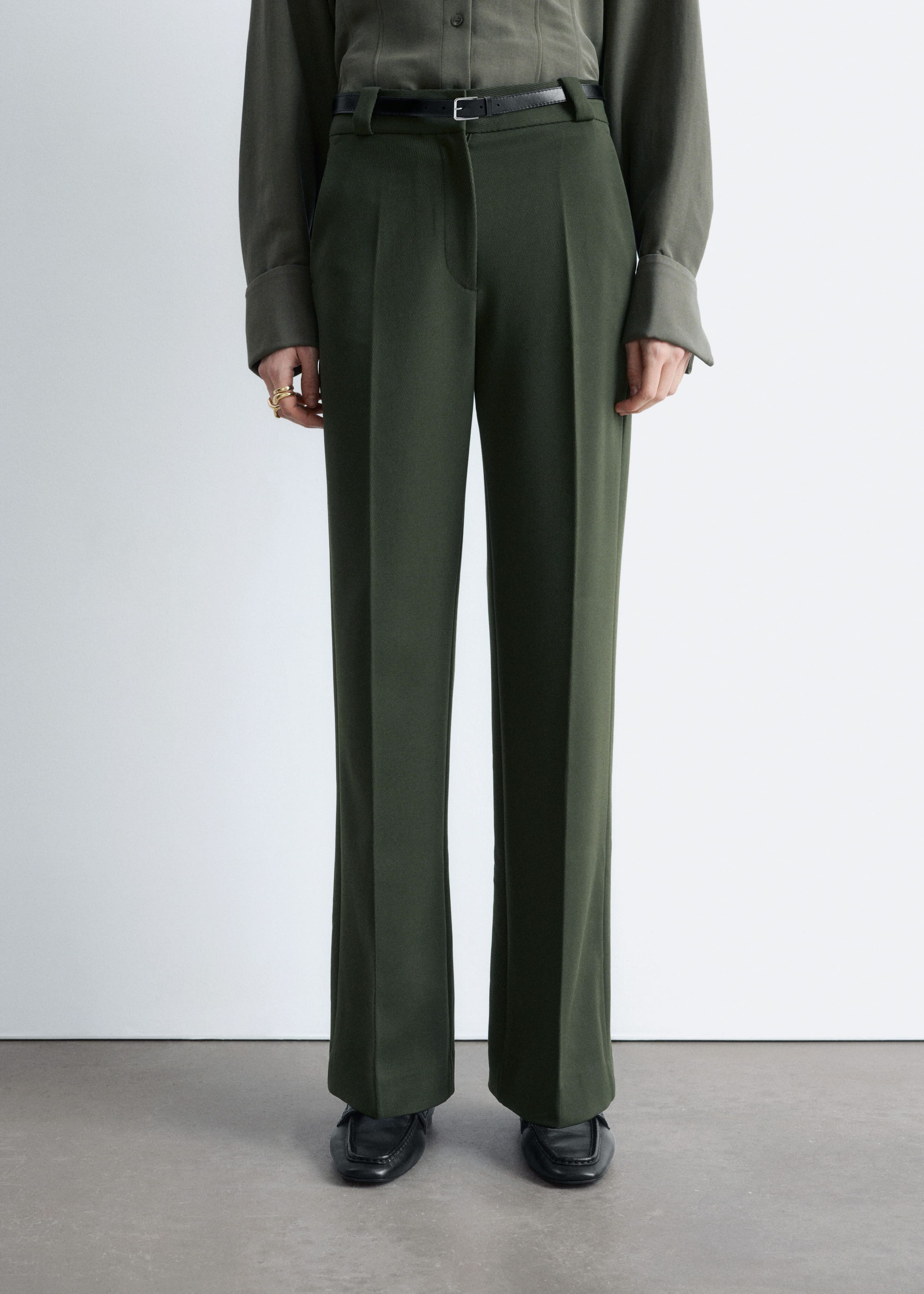 Image of Pantalones anchos con pliegues marcados