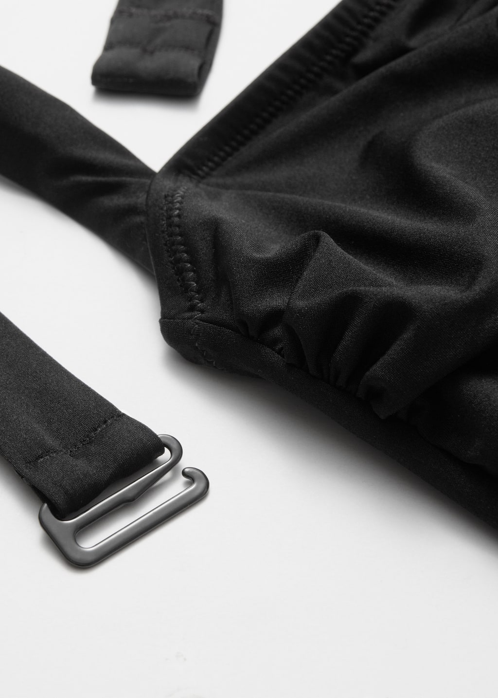 Traje de baño con cuello halter - {{variantName}} - Detalle descriptivo