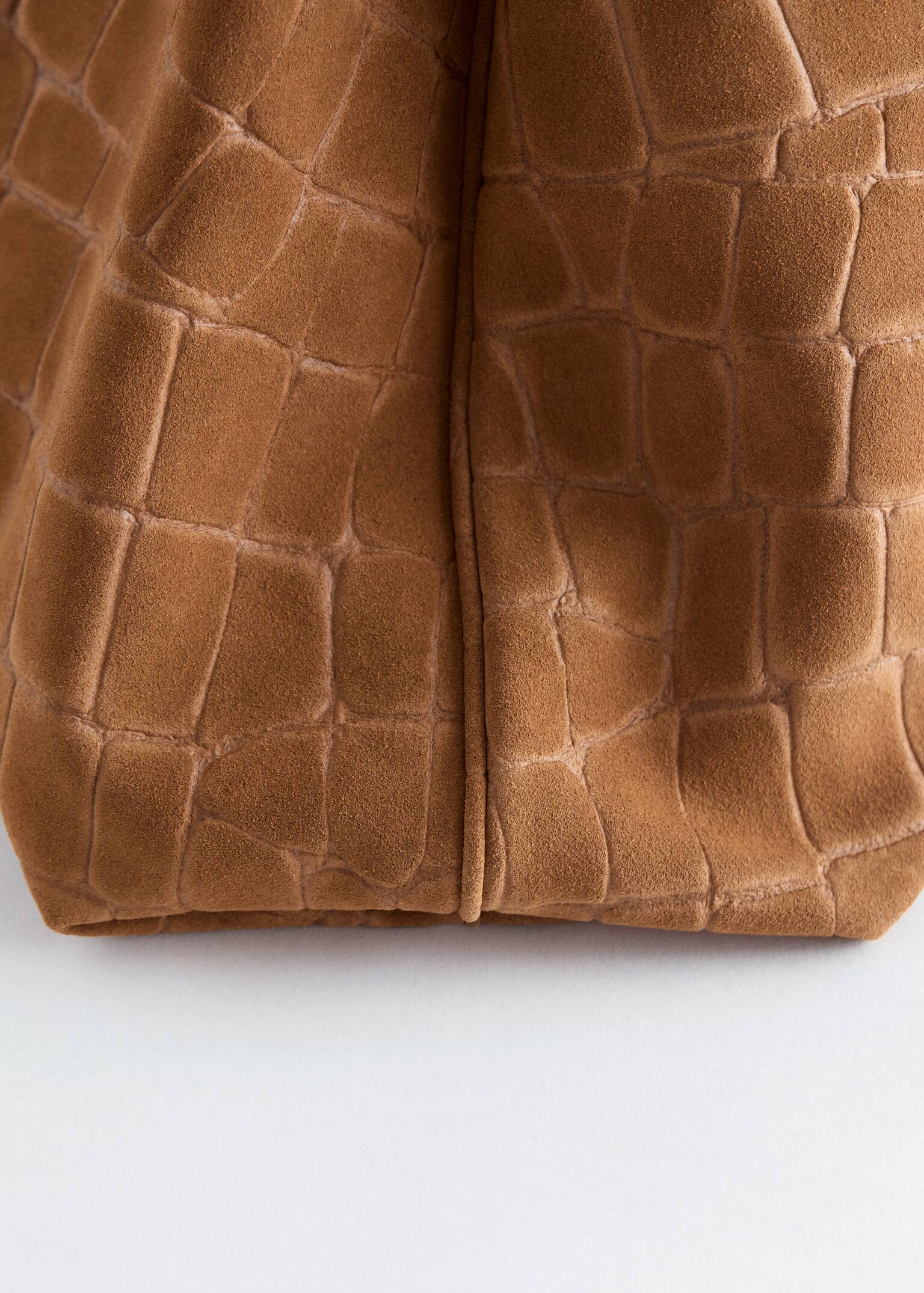 Bolso tipo tote grande de ante efecto cocodrilo - Beige oscuro - 5