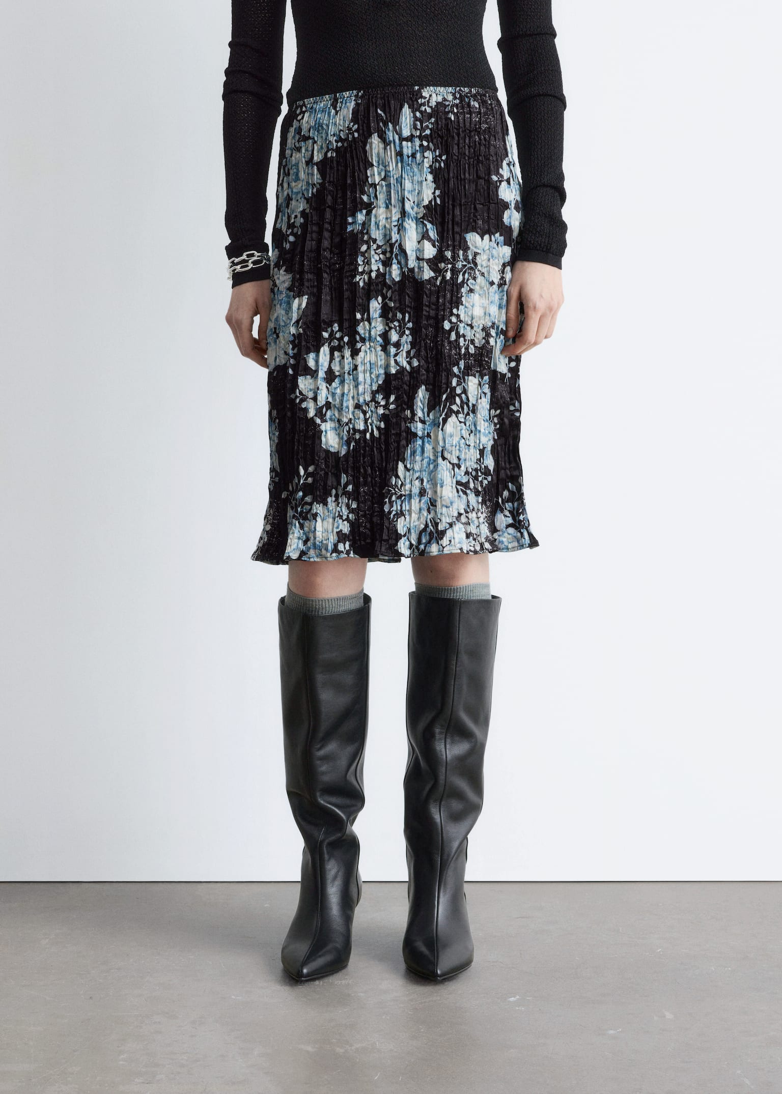 Knælang crêpe-nederdel - Sort/blomstret/Grå - 5